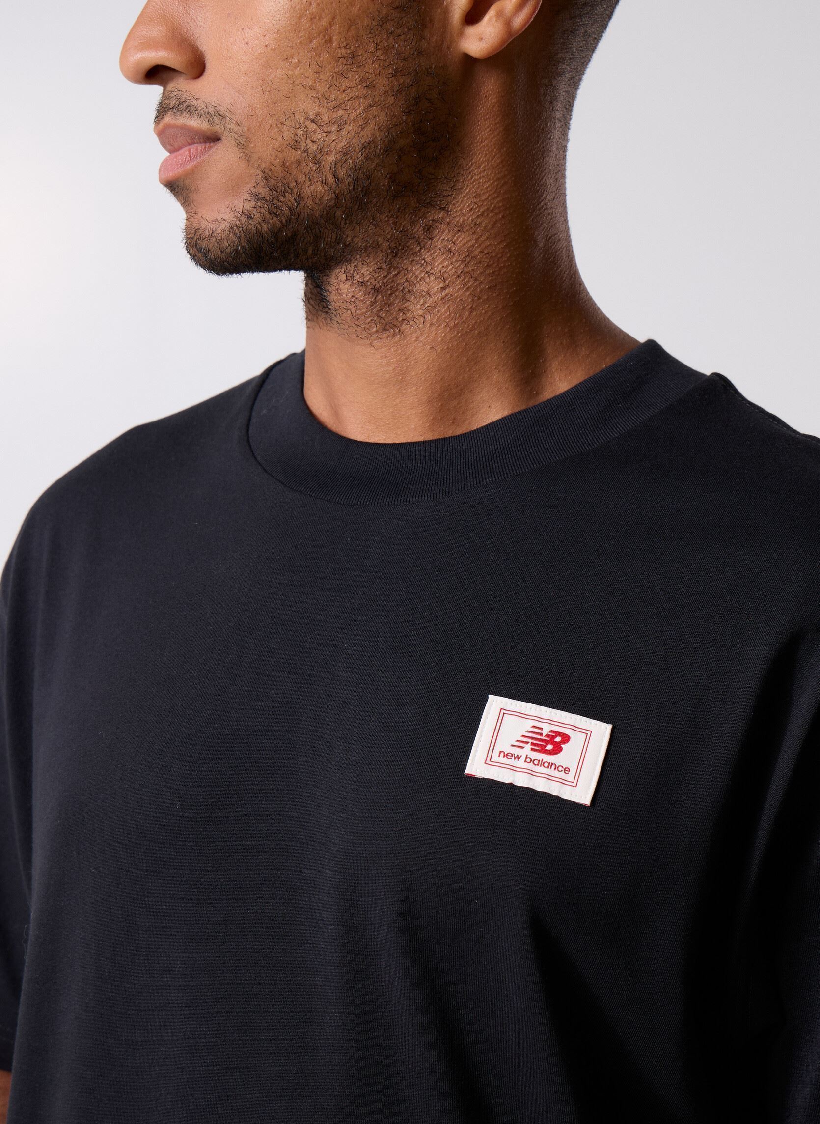 Tee-shirts manches courtes Woven Label T-Shirt homme noir New Balance Tee-shirts manches courtes Woven Label T-Shirt homme noir BLACK
