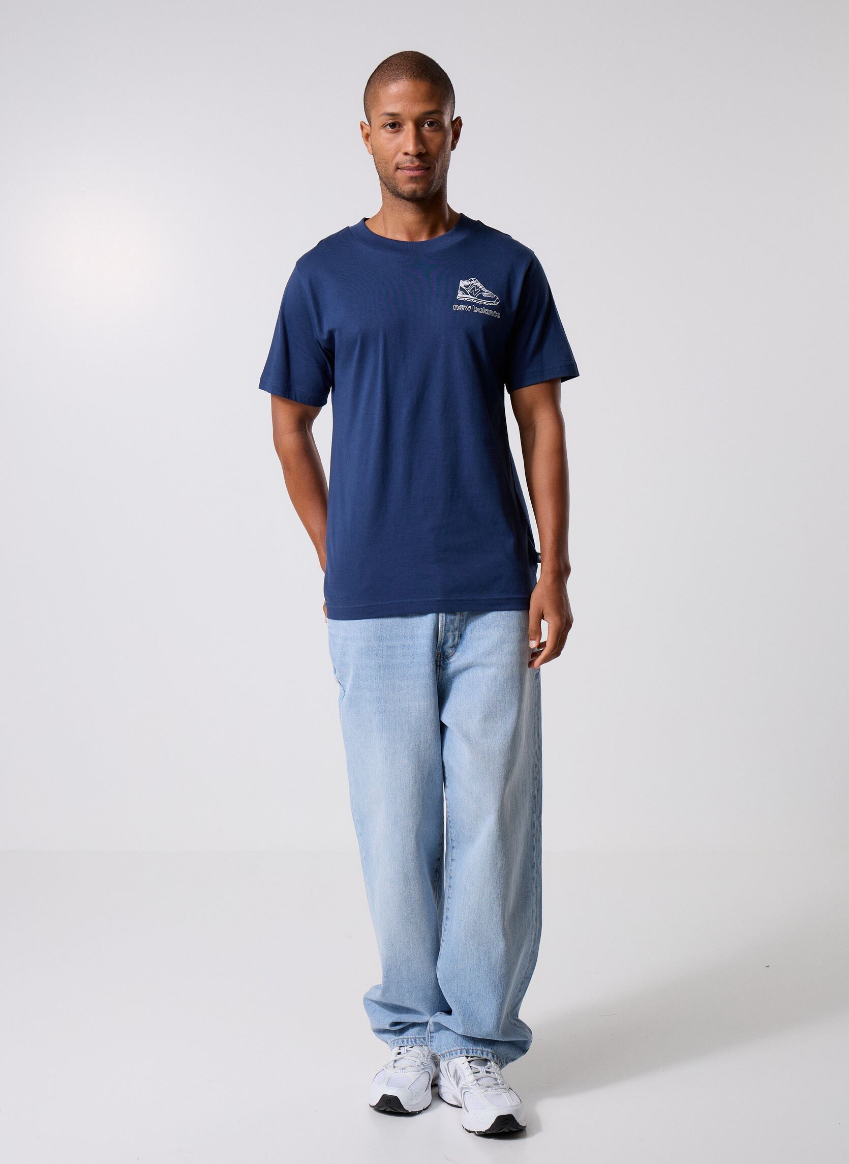 Tee-shirts manches courtes Left Chest Shoe Sketch T-Shirt homme bleu New Balance Tee-shirts manches courtes Left Chest Shoe Sketch T-Shirt homme bleu NB NAVY