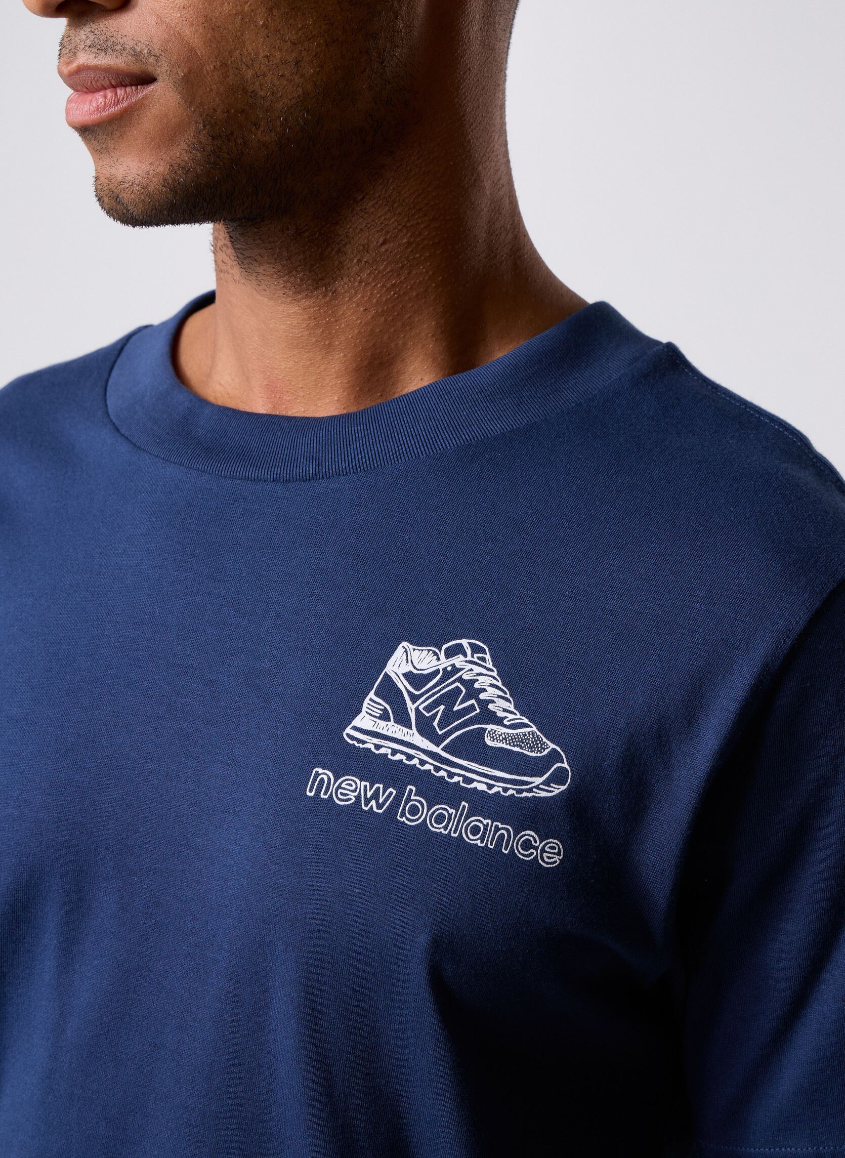 Tee-shirts manches courtes Left Chest Shoe Sketch T-Shirt homme bleu New Balance Tee-shirts manches courtes Left Chest Shoe Sketch T-Shirt homme bleu NB NAVY