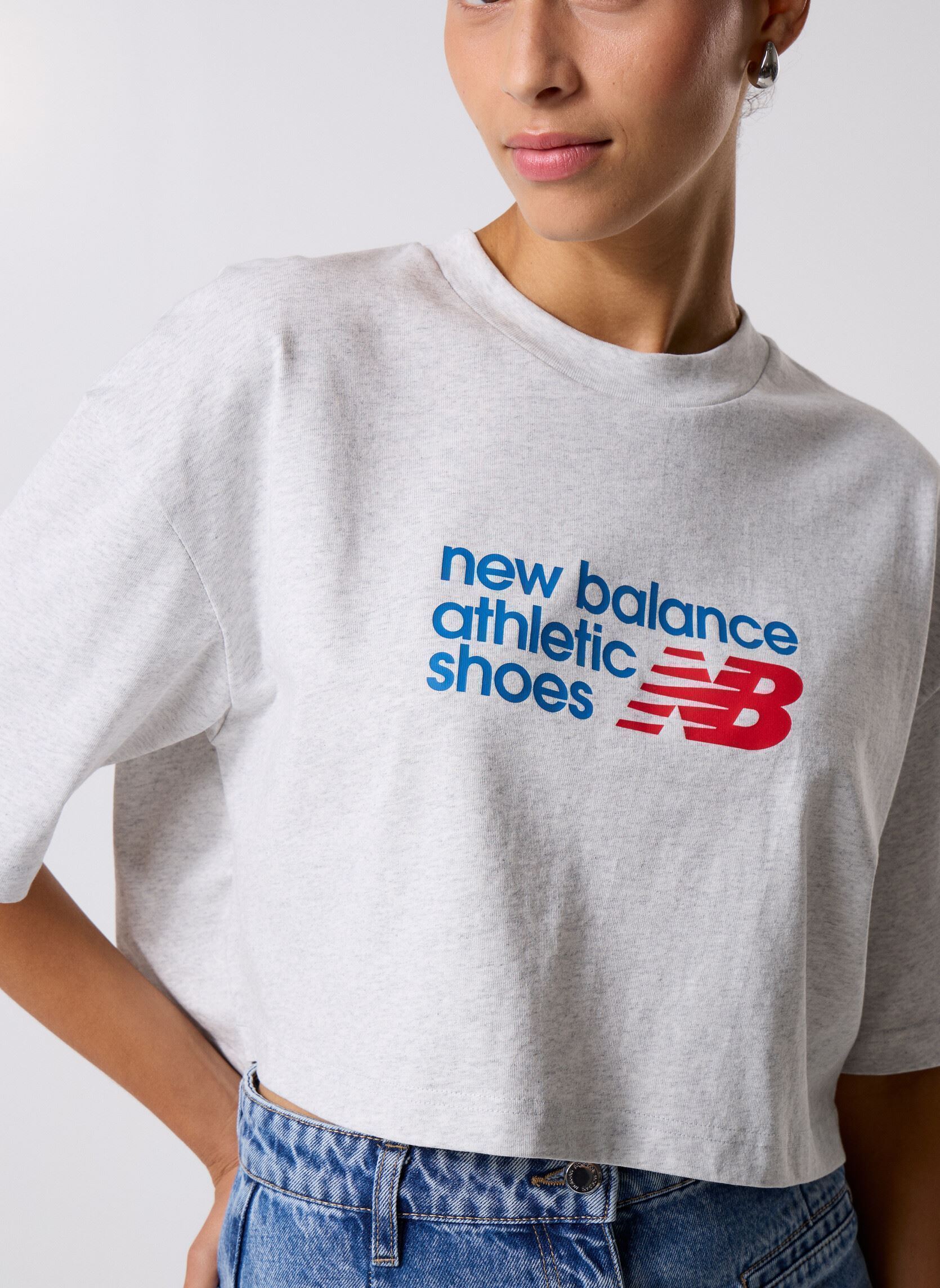 Tee-shirts manches courtes Athletics Premium Chest Logo Cropped T-S femme gris New Balance Tee-shirts manches courtes Athletics Premium Chest Logo Cropped T-S femme gris ASH HEATHER