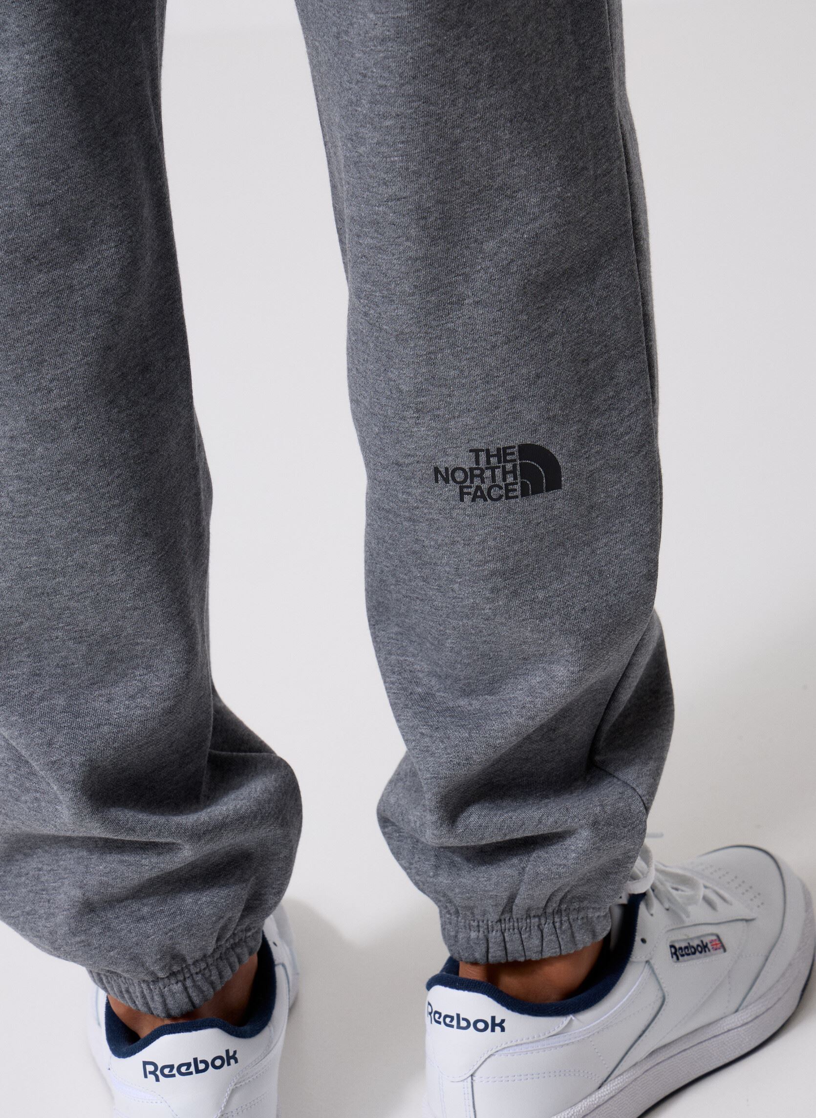 Joggingbroeken M Simple Dome Regular Tapered Jogger heren grijs The North Face Joggingbroeken M Simple Dome Regular Tapered Jogger heren grijs TNF MEDIUM GREY HEATHER