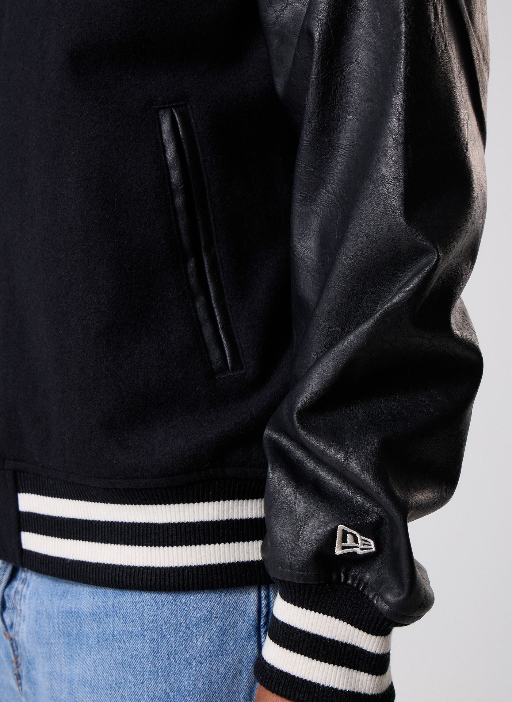Blousons New Era Hooded Vrsty Jckt homme noir New Era Blousons New Era Hooded Vrsty Jckt homme noir New Era Blk