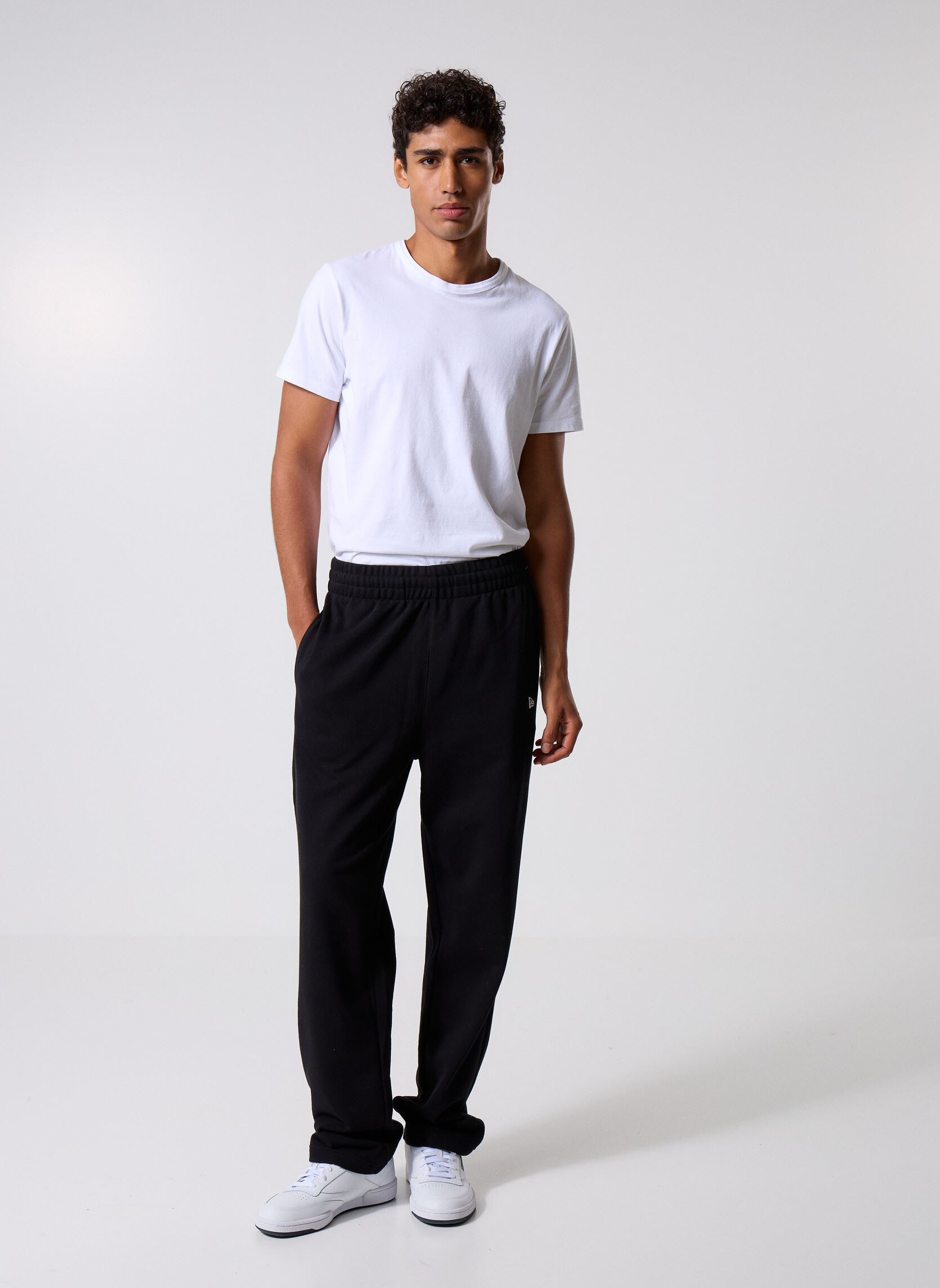 Joggings New Era Premium Essential Jogger homme noir New Era Joggings New Era Premium Essential Jogger homme noir New Era Blk