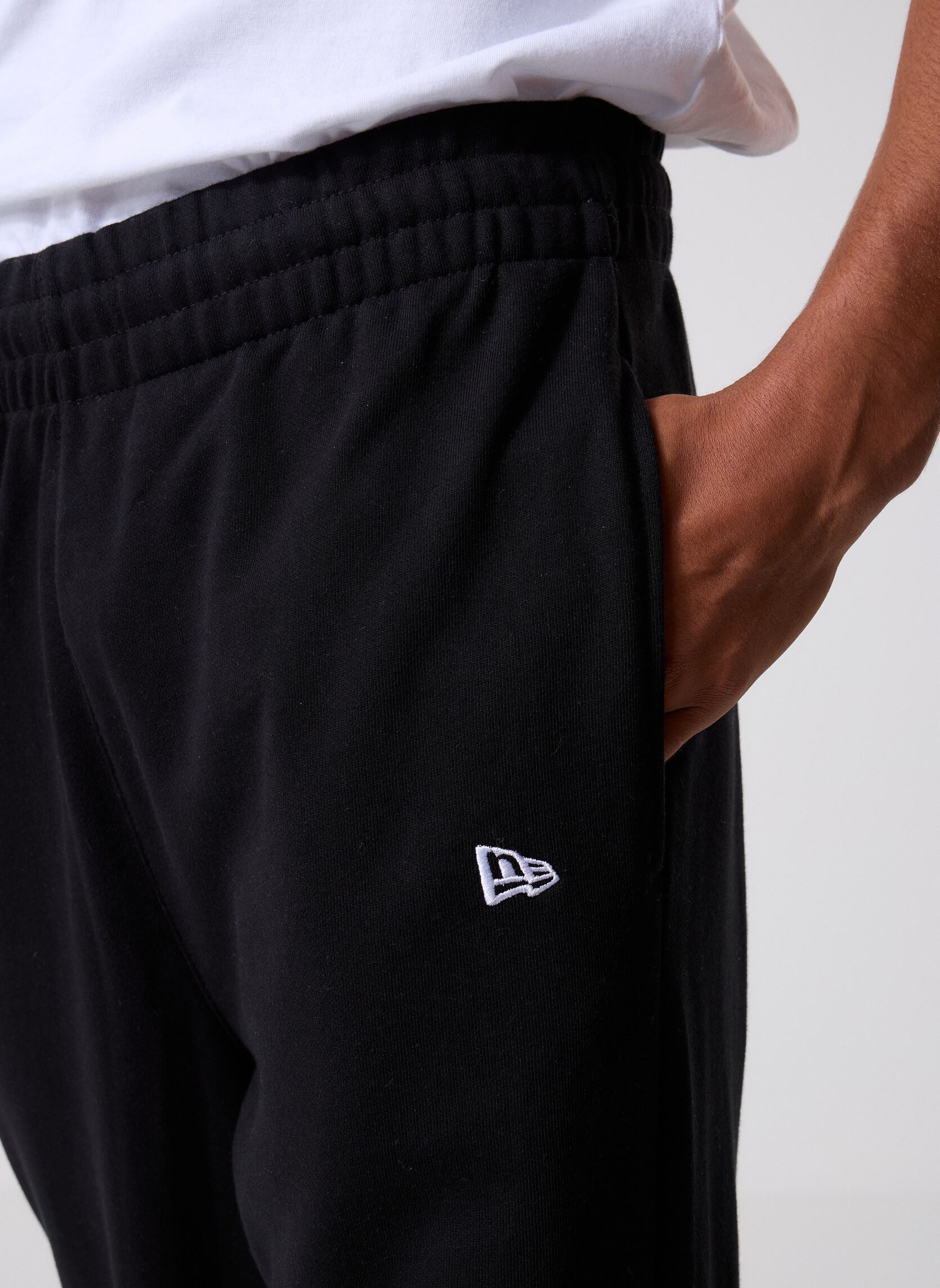 Joggings New Era Premium Essential Jogger homme noir New Era Joggings New Era Premium Essential Jogger homme noir New Era Blk