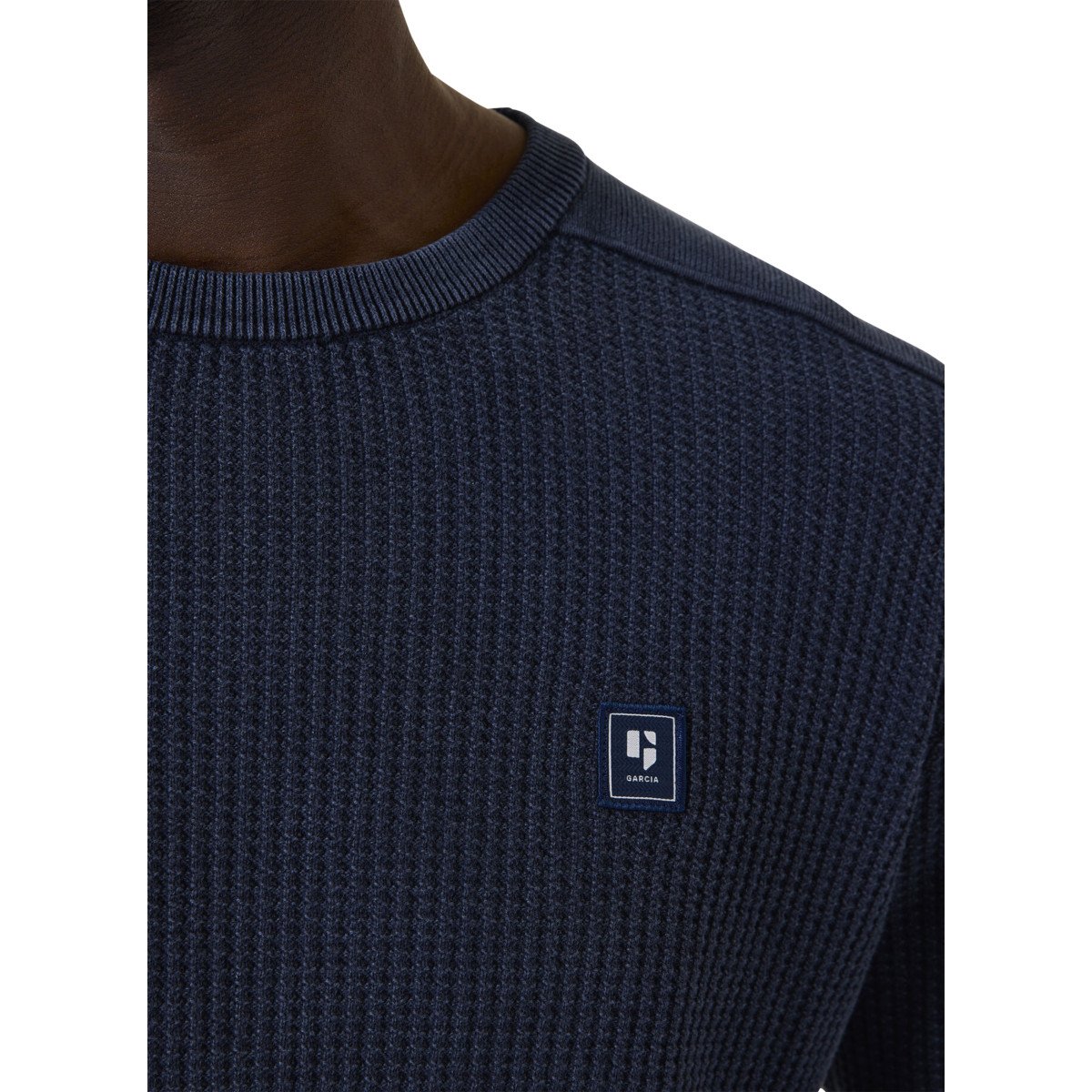 Pulls Pull en coton marine uni en maille tricotée avec patch de la marque homme bleu Garcia Pulls Pull en coton marine uni en maille tricotée avec patch de la marque homme bleu navy_blue
