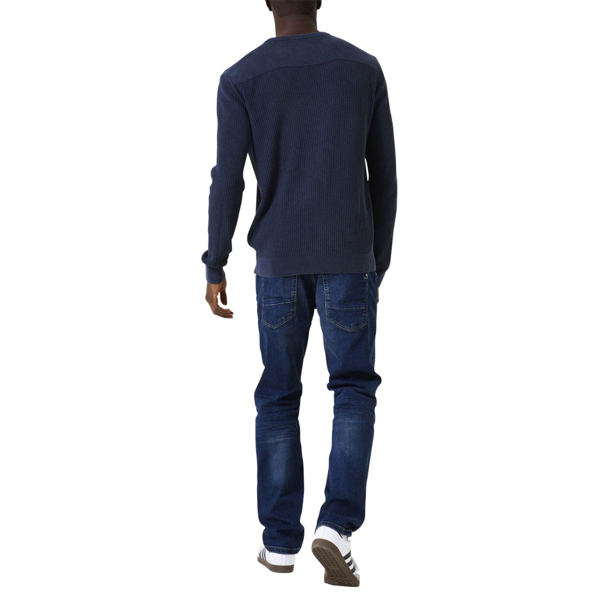 Pulls Pull en coton marine uni en maille tricotée avec patch de la marque homme bleu Garcia Pulls Pull en coton marine uni en maille tricotée avec patch de la marque homme bleu navy_blue