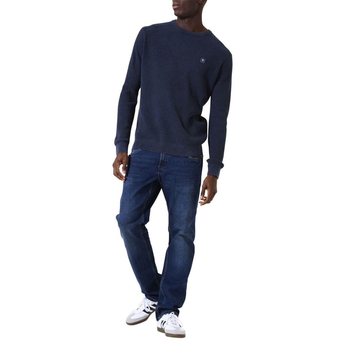 Pulls Pull en coton marine uni en maille tricotée avec patch de la marque homme bleu Garcia Pulls Pull en coton marine uni en maille tricotée avec patch de la marque homme bleu navy_blue