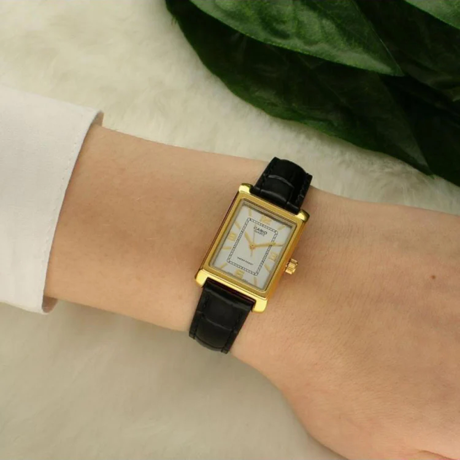 Montre Femme DOUGLAS Classique - Cadran Blanc, Bracelet Cuir Synthétique Argenté - Neuve Sans étiquette