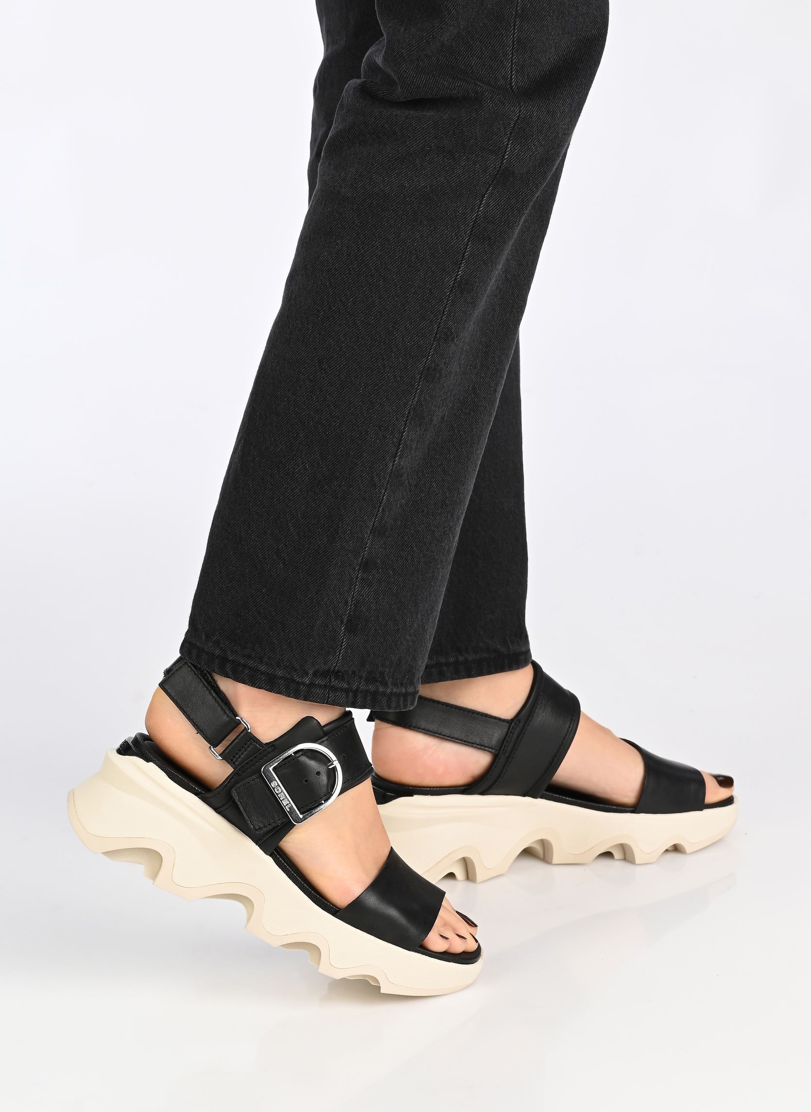Sandales compensées et plateformes KINETIC IMPACT WEDGE femme noir Sorel Sandales compensées et plateformes KINETIC IMPACT WEDGE femme noir Black, Chalk