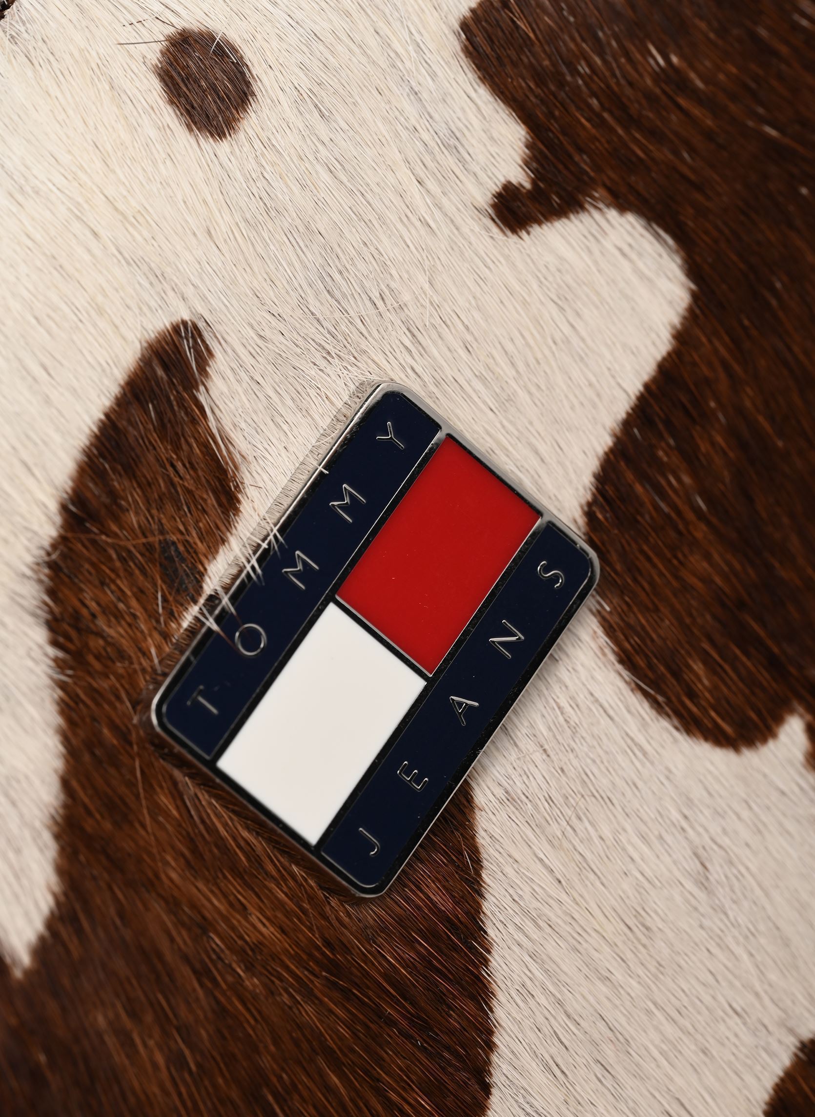 Schoudertassen TJW MUST COW SHOULDER BAG dames bruin Tommy Hilfiger Schoudertassen TJW MUST COW SHOULDER BAG dames bruin COW PRINT