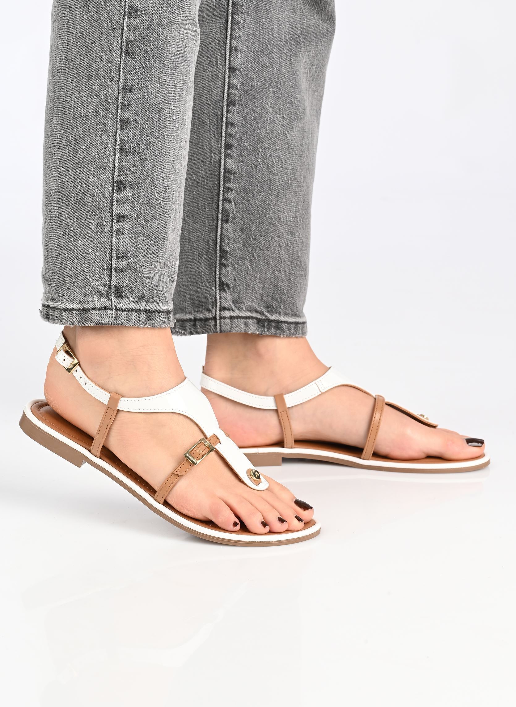 Sandales plates DUMELIA femme blanc JB Martin Sandales plates DUMELIA femme blanc VERNIS BLANC / NAPPA CAMEL