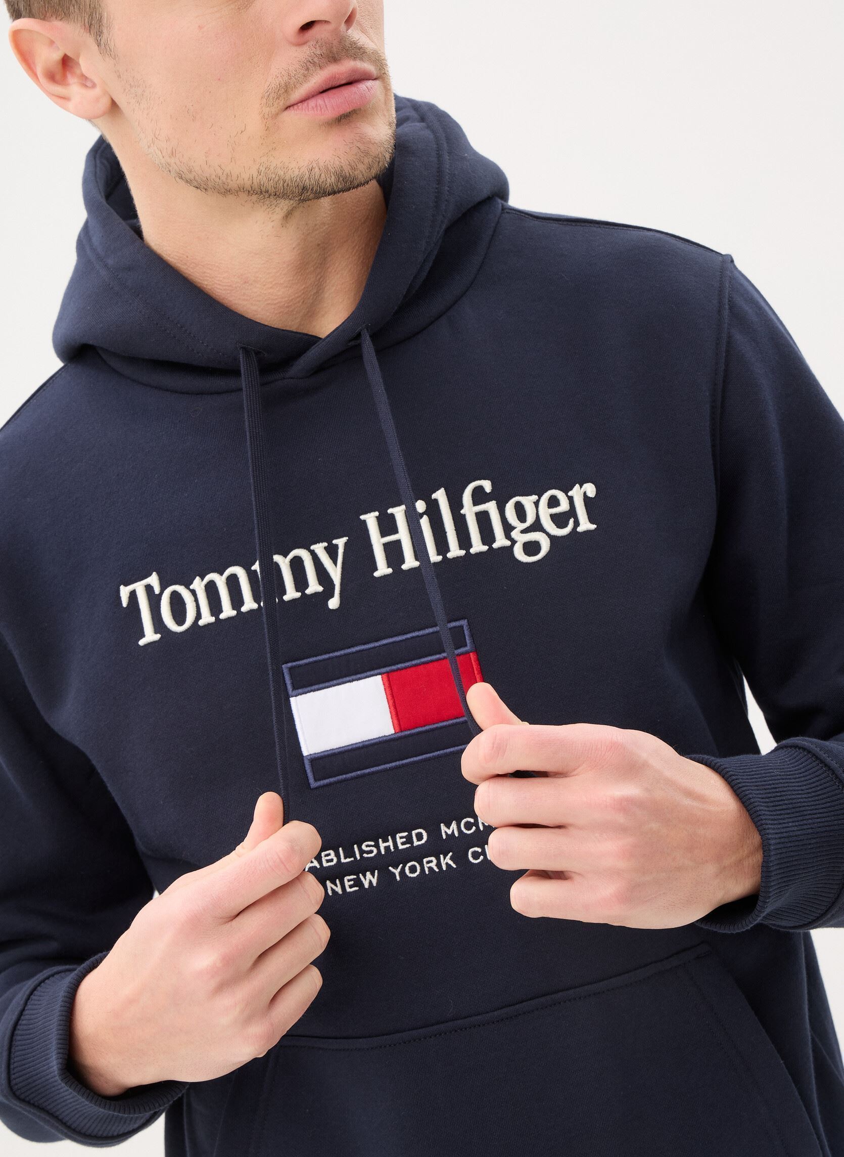 Hoodies Tommy Embro Flag Hoo heren blauw Tommy Hilfiger Hoodies Tommy Embro Flag Hoo heren blauw DESERT SKY