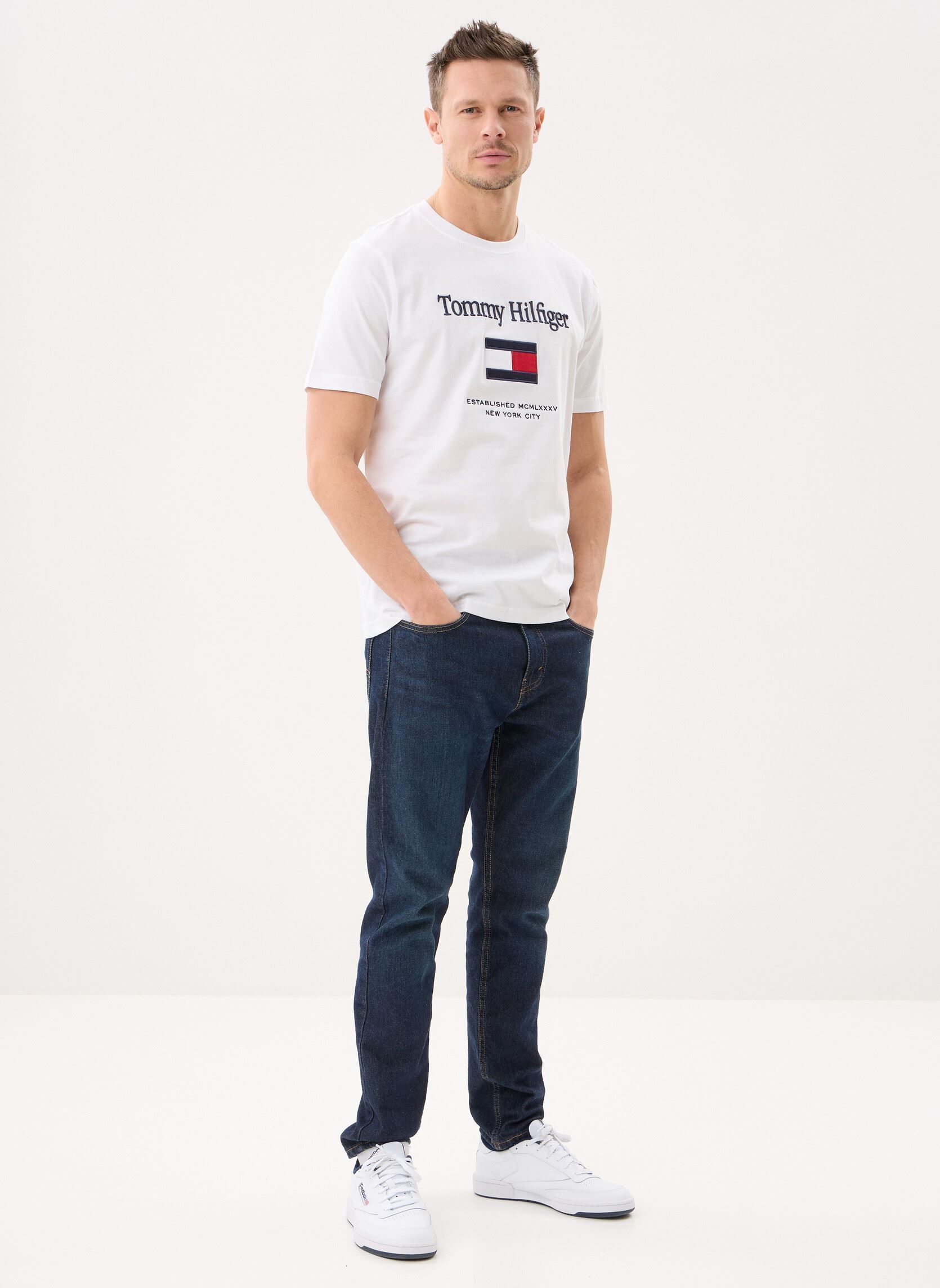 Kurzarm-T-Shirts Tommy Embro Flag Tee herren weiß Tommy Hilfiger Kurzarm-T-Shirts Tommy Embro Flag Tee herren weiß WHITE