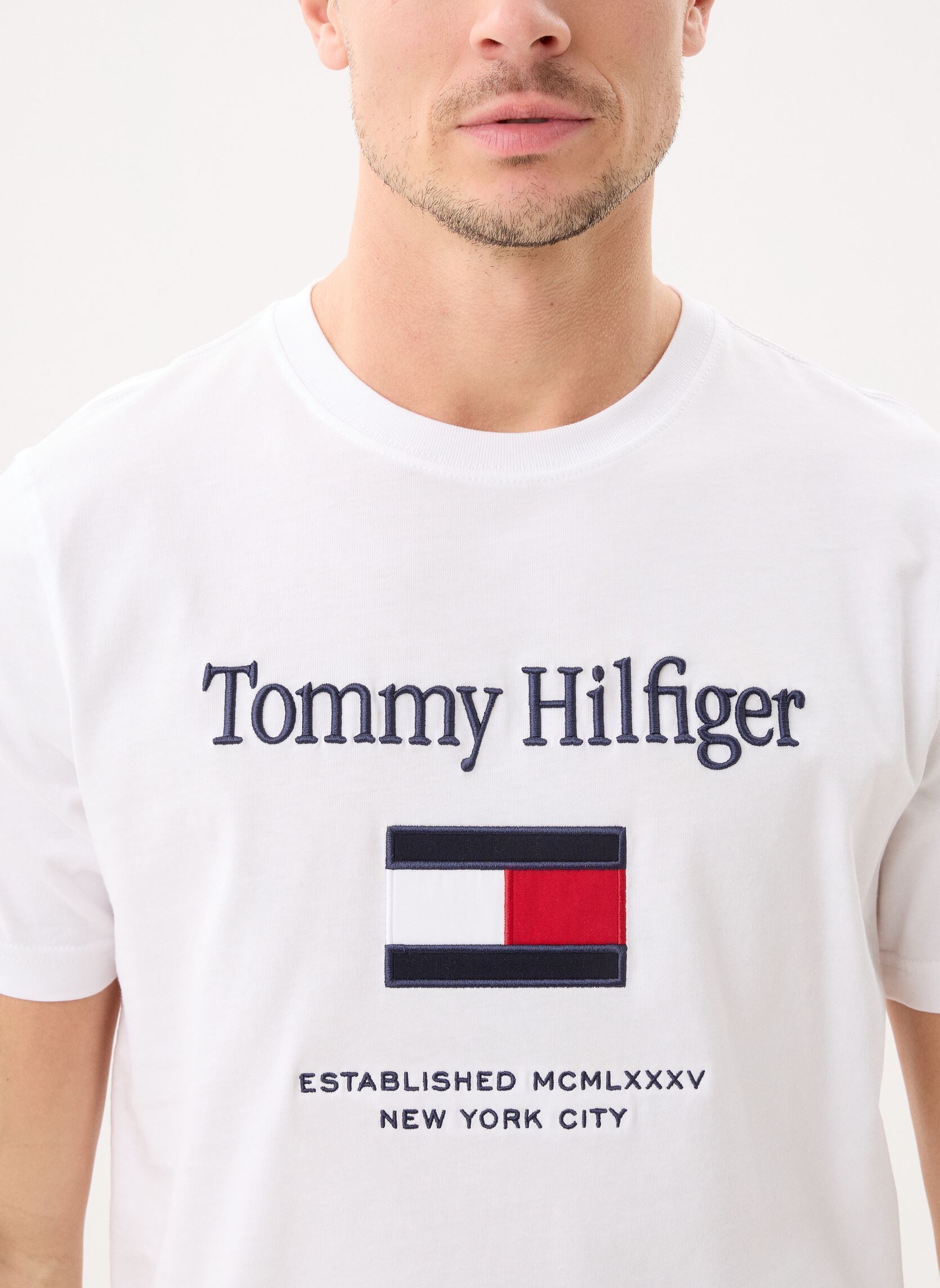 Kurzarm-T-Shirts Tommy Embro Flag Tee herren weiß Tommy Hilfiger Kurzarm-T-Shirts Tommy Embro Flag Tee herren weiß WHITE