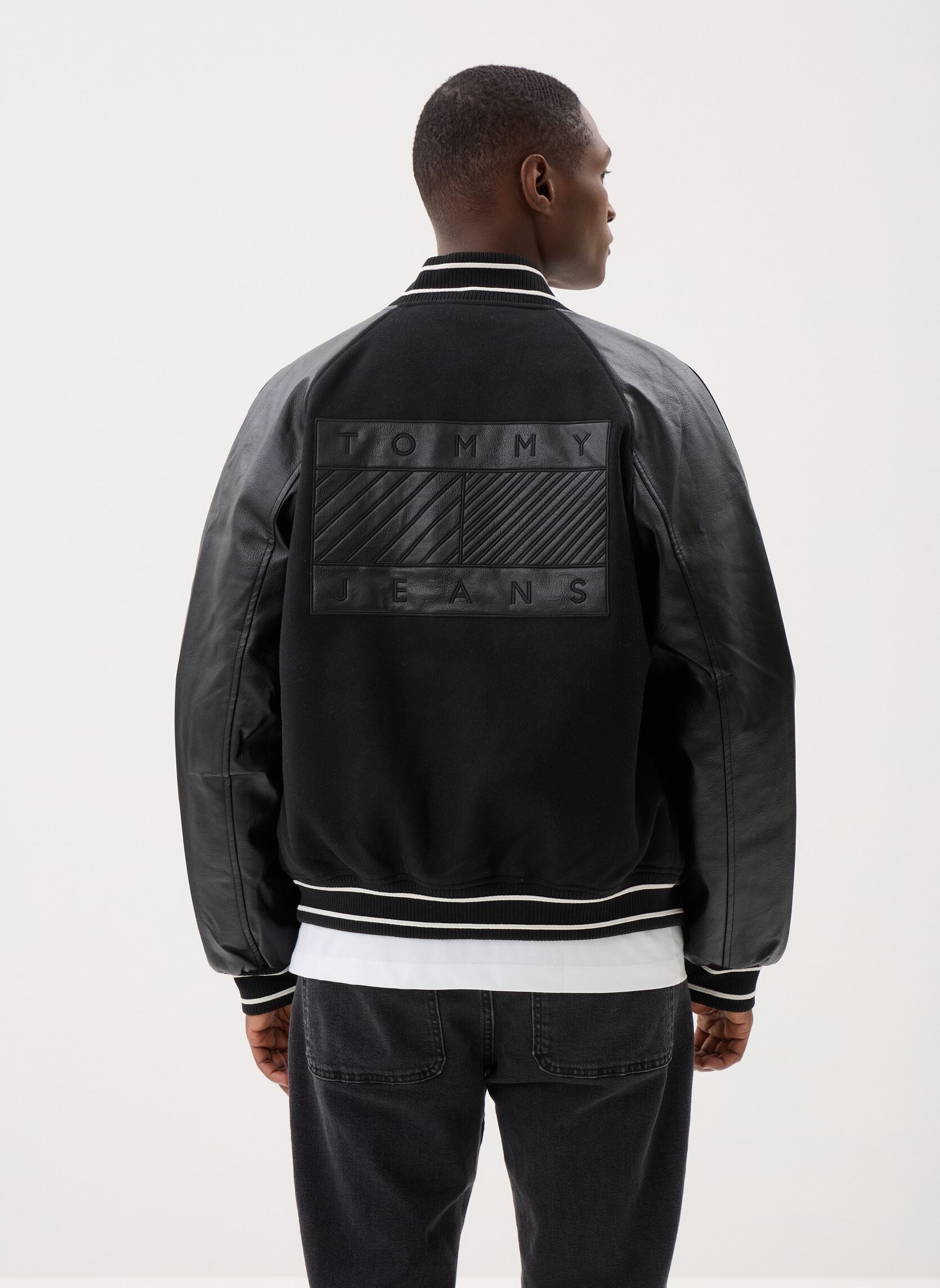 Vestes Tjm Flag Varsity Jac homme noir Tommy Jeans Vestes Tjm Flag Varsity Jac homme noir BLACK