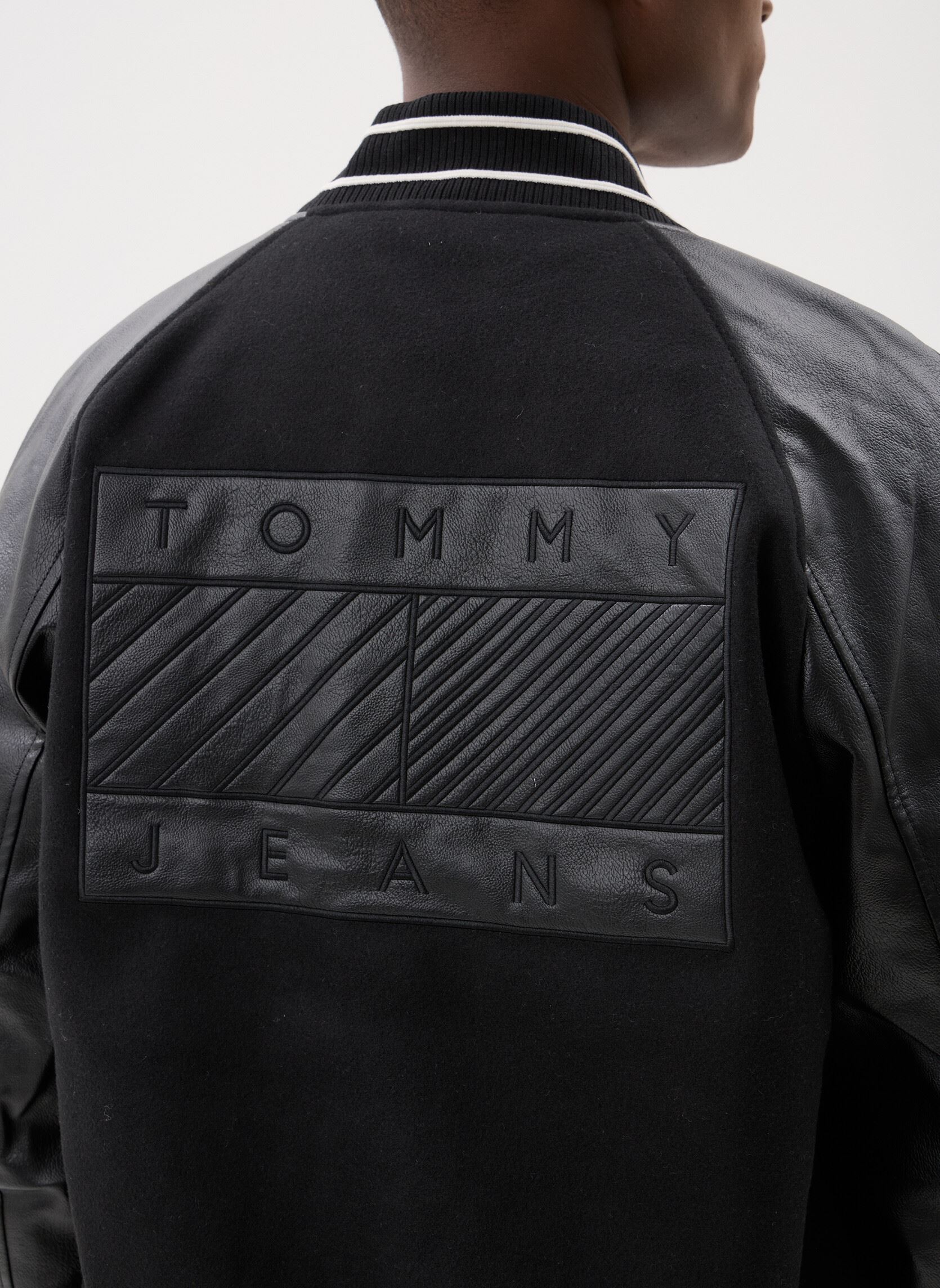 Vestes Tjm Flag Varsity Jac homme noir Tommy Jeans Vestes Tjm Flag Varsity Jac homme noir BLACK