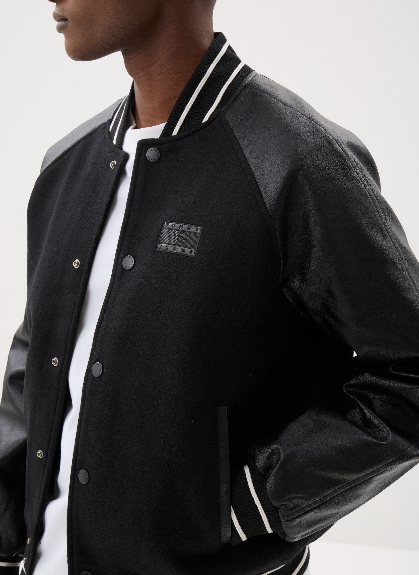 Vestes Tjm Flag Varsity Jac homme noir Tommy Jeans Vestes Tjm Flag Varsity Jac homme noir BLACK