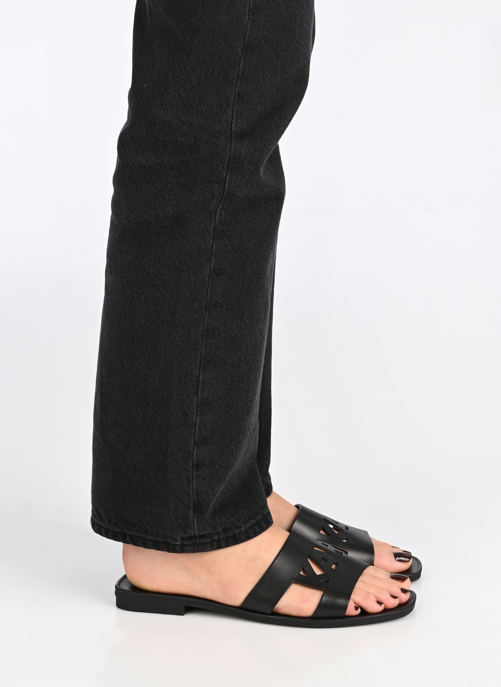 Pantoletten SKOOT III Karl Cut-Out damen schwarz Karl Lagerfeld Pantoletten SKOOT III Karl Cut-Out damen schwarz Black Lthr / Mono