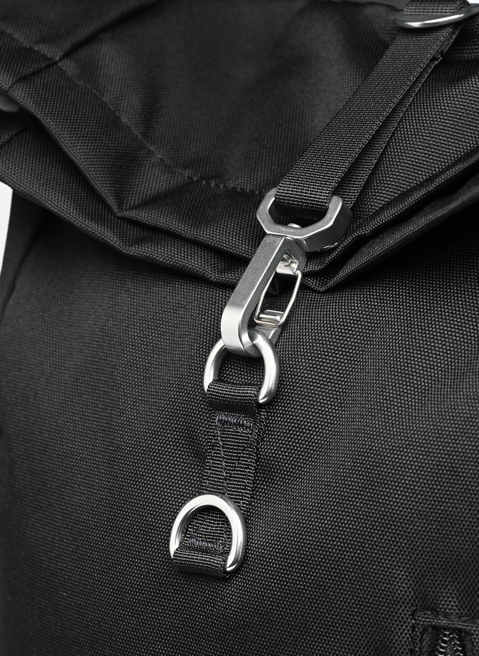 Rugtassen Ground Rolltop Backpack L zwart SANDQVIST Rugtassen Ground Rolltop Backpack L zwart Black with black webbing