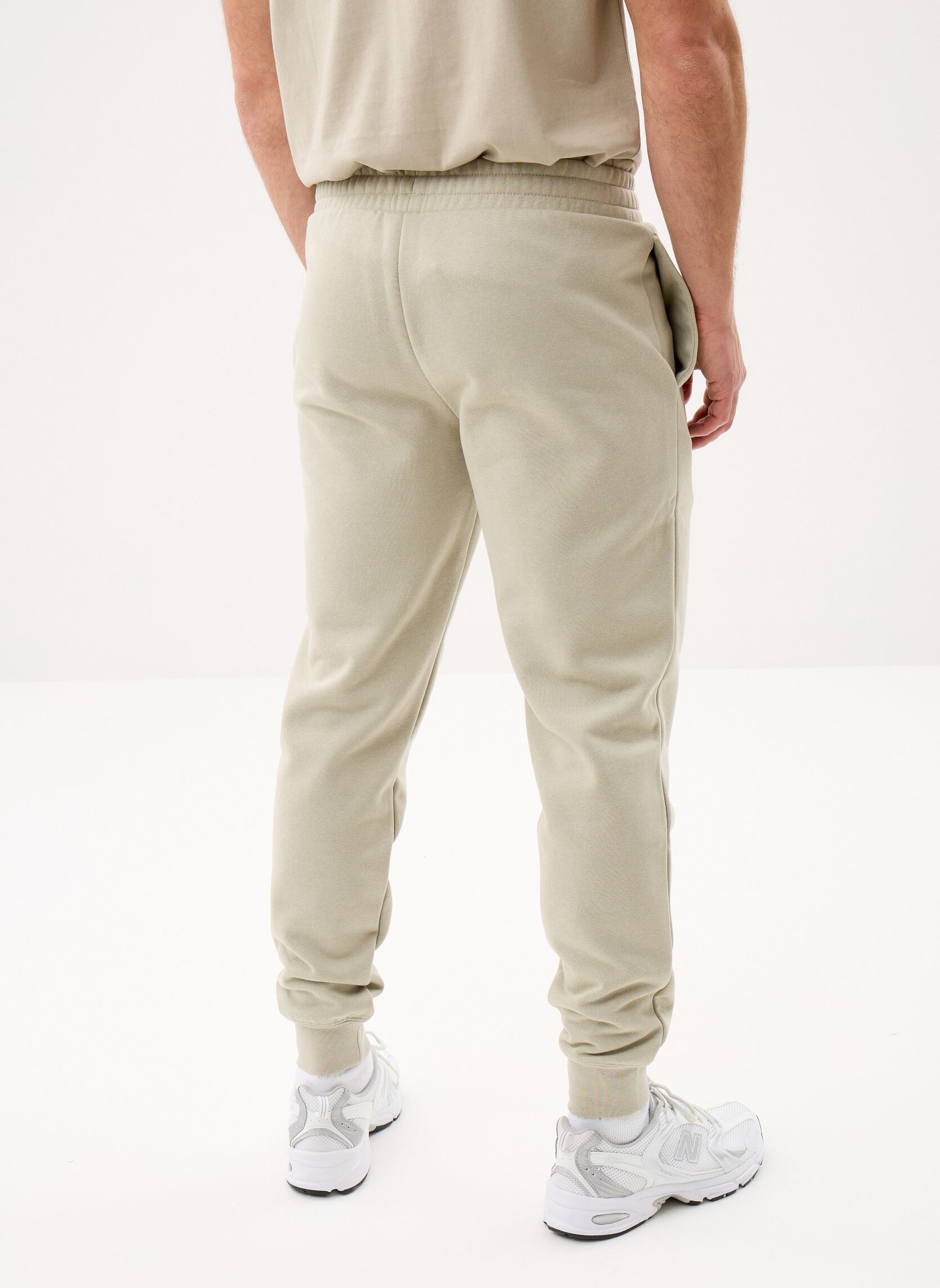Joggings ESS No. 1 Logo Sweatpants FL cl (s) homme gris Puma Joggings ESS No. 1 Logo Sweatpants FL cl (s) homme gris Pebble Gray