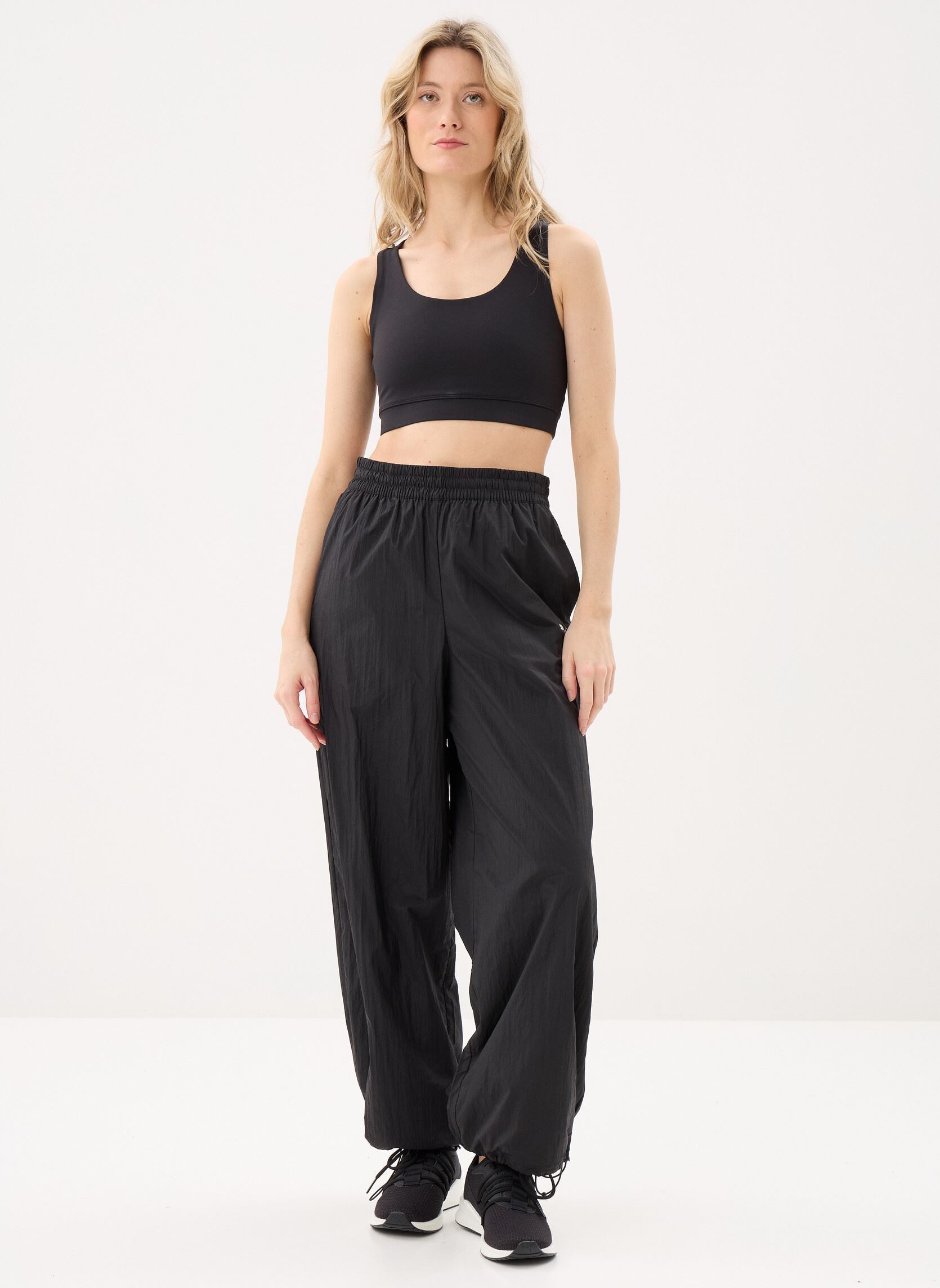 Pantalons larges PUMA SPORT Relaxed Woven Pants op femme noir Puma Pantalons larges PUMA SPORT Relaxed Woven Pants op femme noir PUMA BLACK