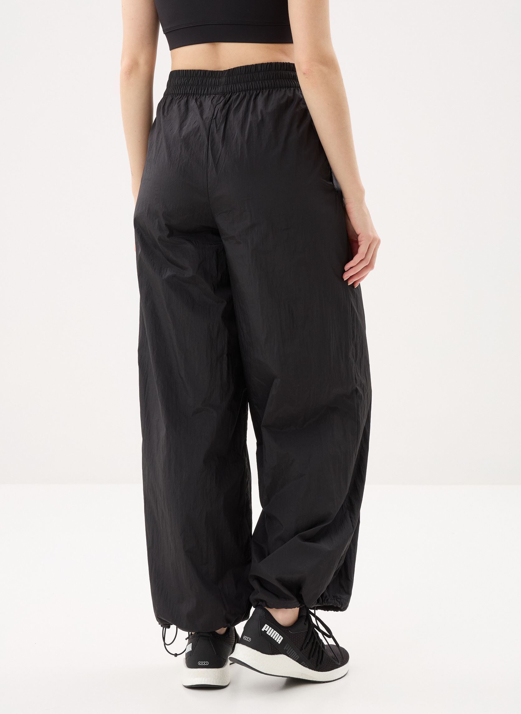 Pantalons larges PUMA SPORT Relaxed Woven Pants op femme noir Puma Pantalons larges PUMA SPORT Relaxed Woven Pants op femme noir PUMA BLACK