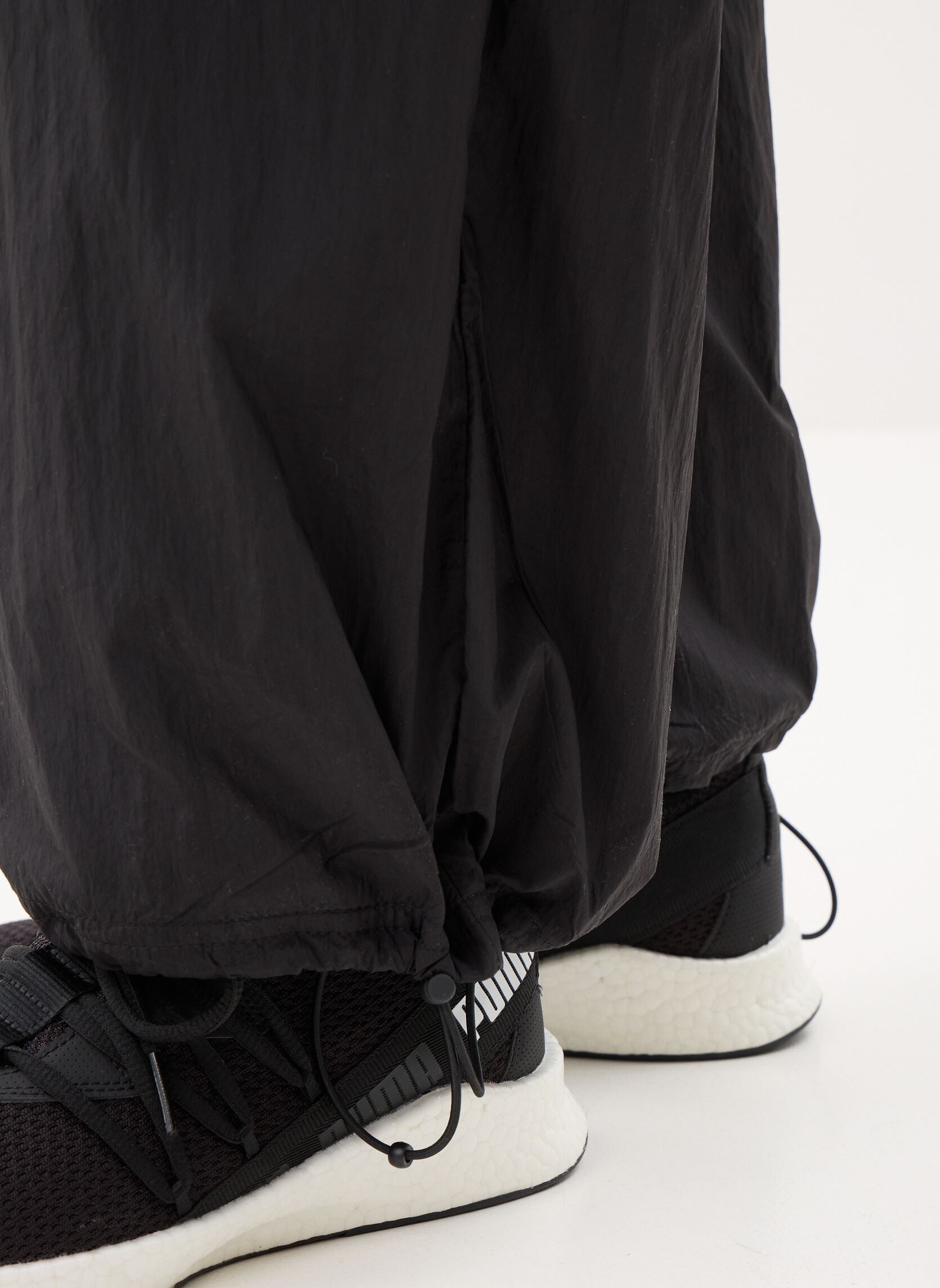 Pantalons larges PUMA SPORT Relaxed Woven Pants op femme noir Puma Pantalons larges PUMA SPORT Relaxed Woven Pants op femme noir PUMA BLACK