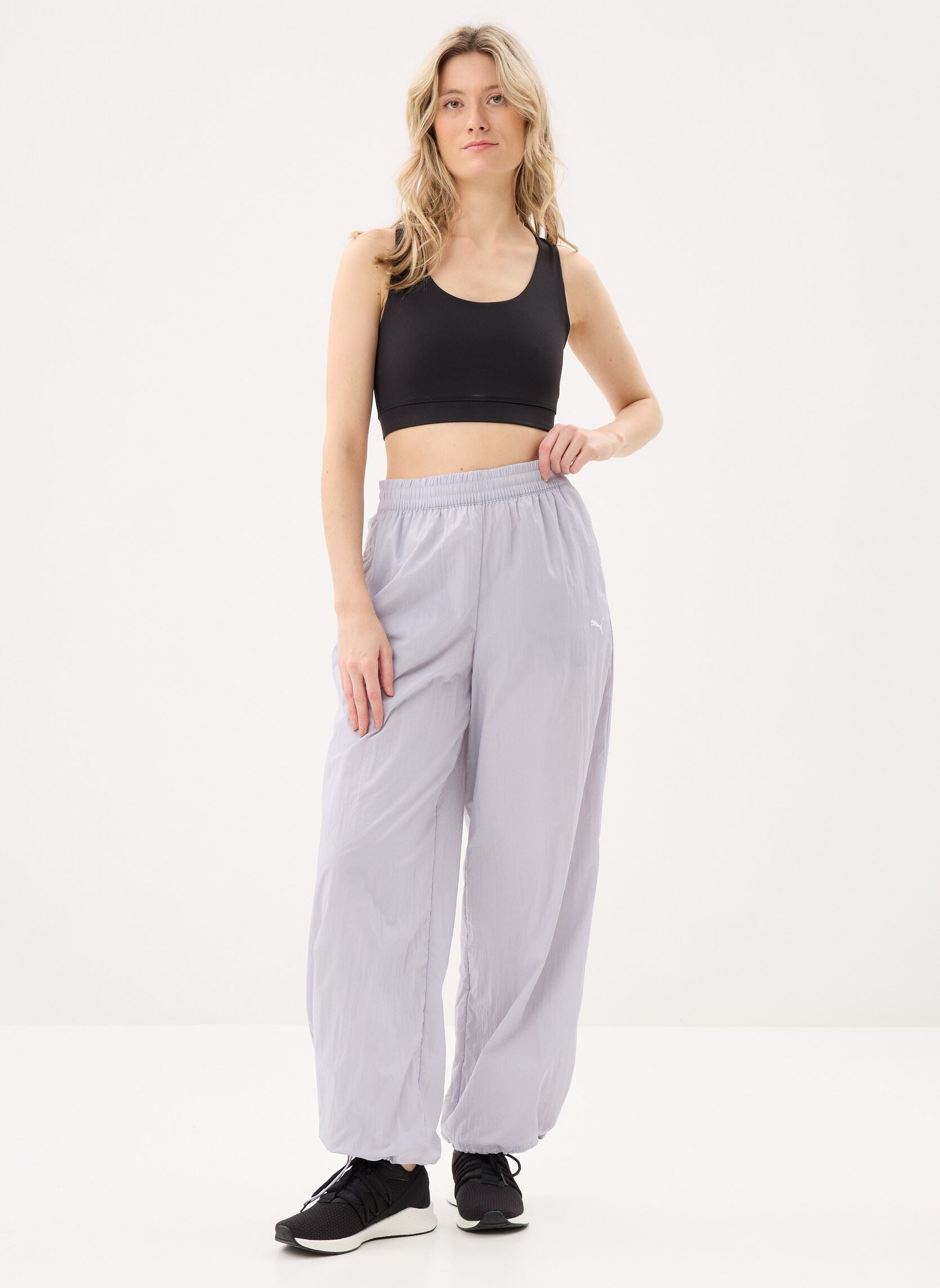 Pantalons larges PUMA SPORT Relaxed Woven Pants op femme gris Puma Pantalons larges PUMA SPORT Relaxed Woven Pants op femme gris VIBRANT SILVER