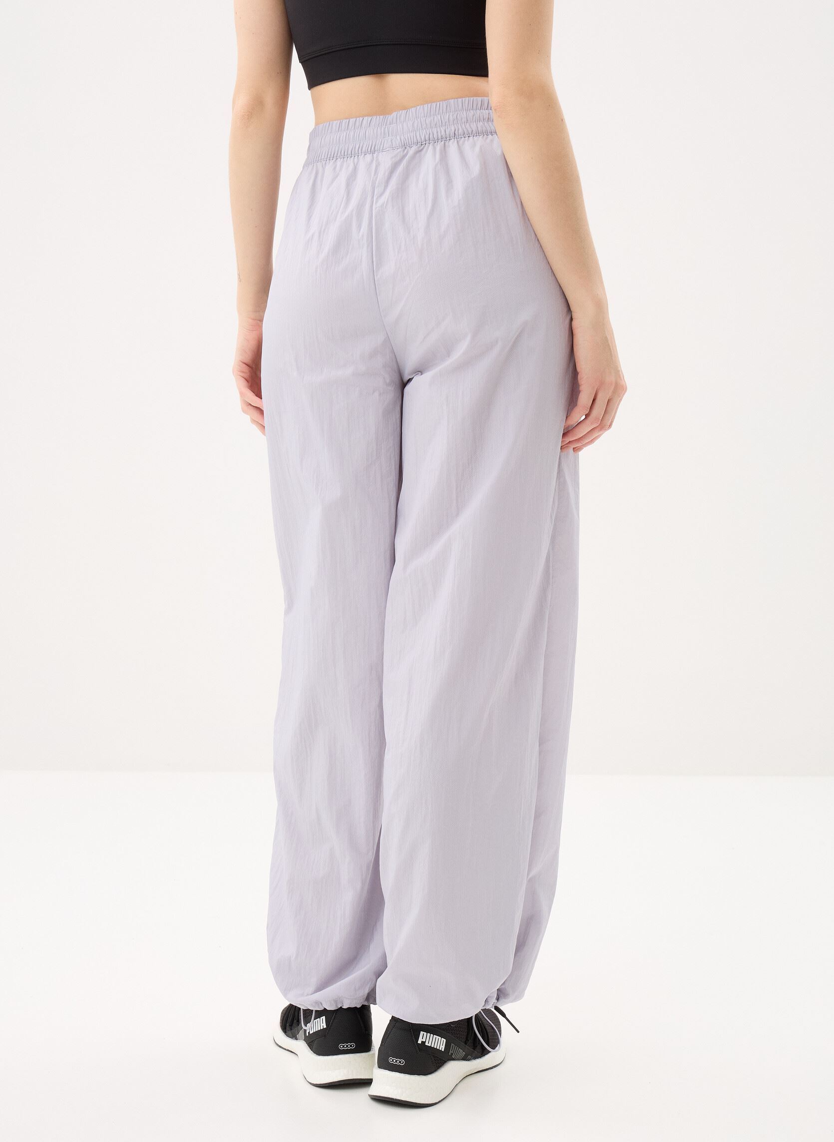 Pantalons larges PUMA SPORT Relaxed Woven Pants op femme gris Puma Pantalons larges PUMA SPORT Relaxed Woven Pants op femme gris VIBRANT SILVER