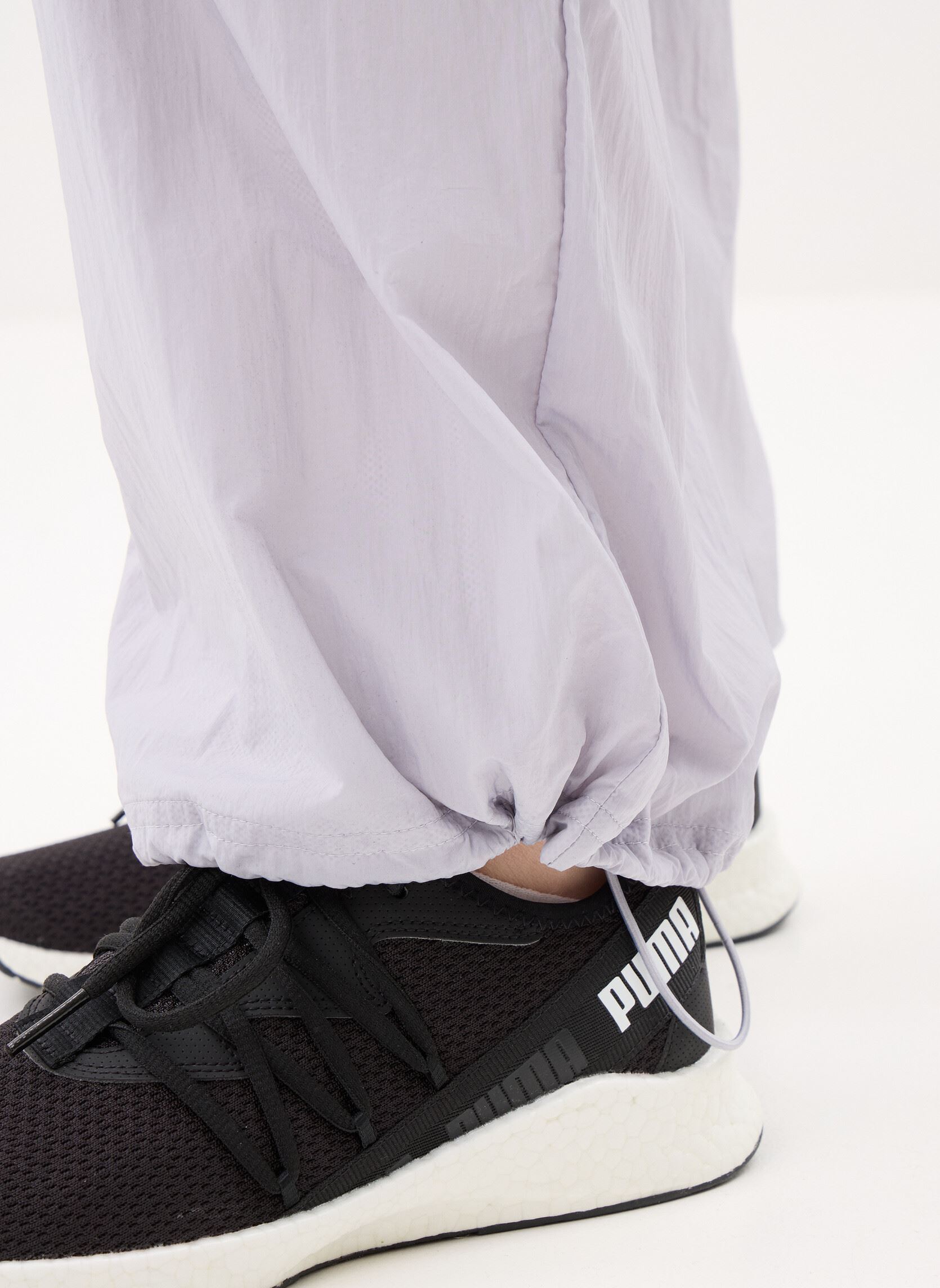 Pantalons larges PUMA SPORT Relaxed Woven Pants op femme gris Puma Pantalons larges PUMA SPORT Relaxed Woven Pants op femme gris VIBRANT SILVER