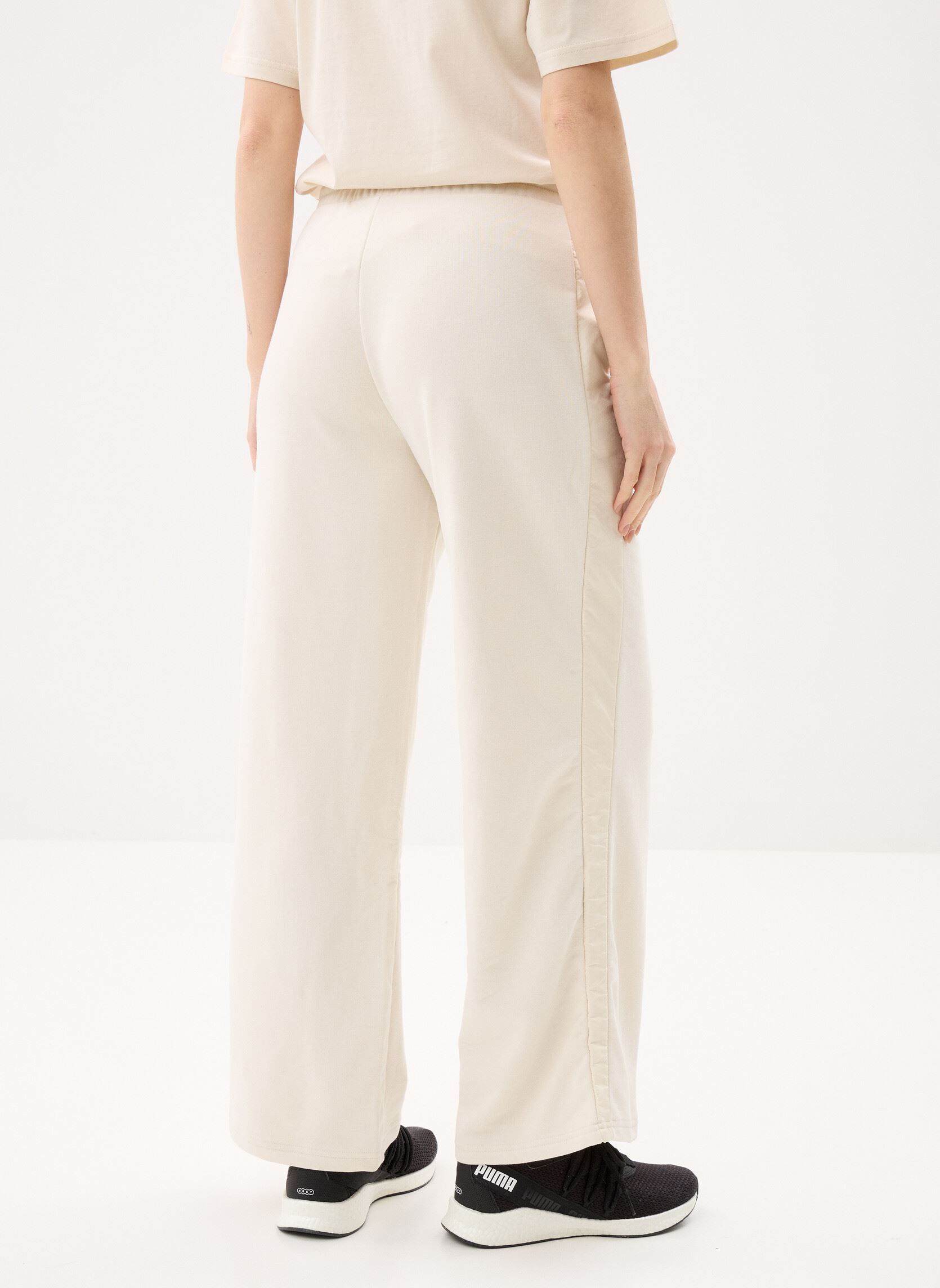 Wijde broeken HER Comfort High-Waist Wide Leg Pants TR dames wit Puma Wijde broeken HER Comfort High-Waist Wide Leg Pants TR dames wit ALPINE SNOW