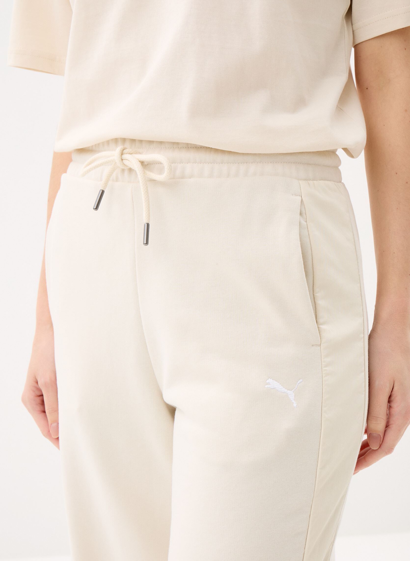 Wijde broeken HER Comfort High-Waist Wide Leg Pants TR dames wit Puma Wijde broeken HER Comfort High-Waist Wide Leg Pants TR dames wit ALPINE SNOW