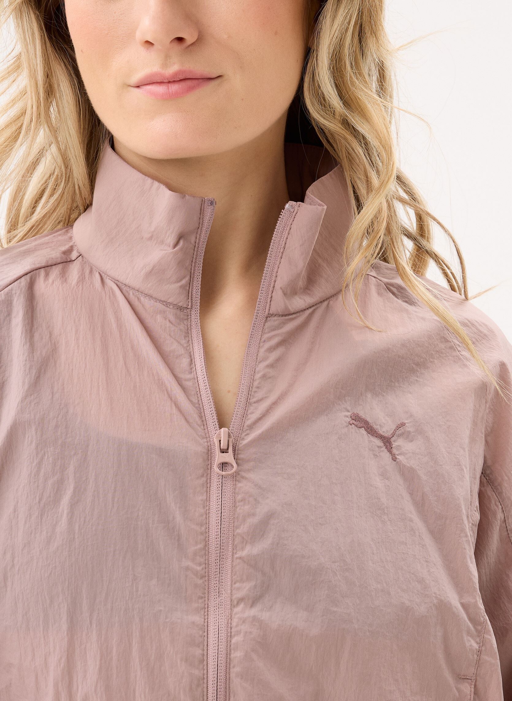 Trainingsvest HER Relaxed Full-Zip Woven Jacket dames beige Puma Trainingsvest HER Relaxed Full-Zip Woven Jacket dames beige Sandstone