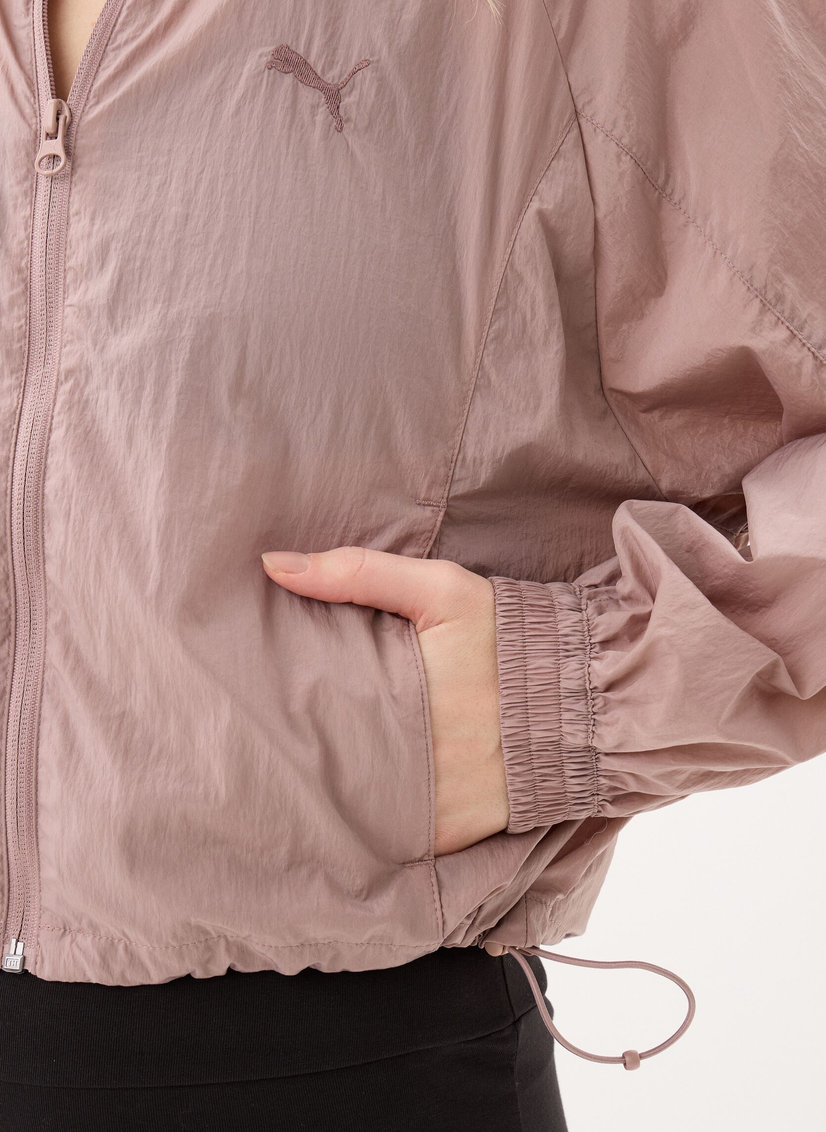 Trainingsvest HER Relaxed Full-Zip Woven Jacket dames beige Puma Trainingsvest HER Relaxed Full-Zip Woven Jacket dames beige Sandstone