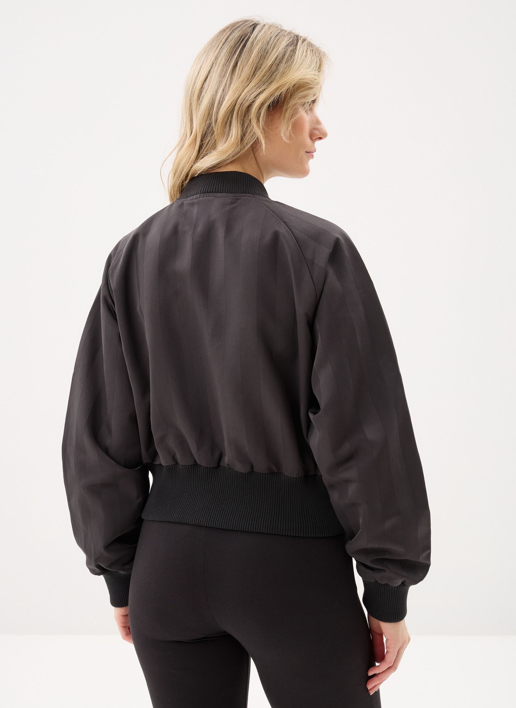 Vestes de survêtement FUTURE.PUMA.ARCHIVE Jacket femme noir Puma Vestes de survêtement FUTURE.PUMA.ARCHIVE Jacket femme noir PUMA BLACK