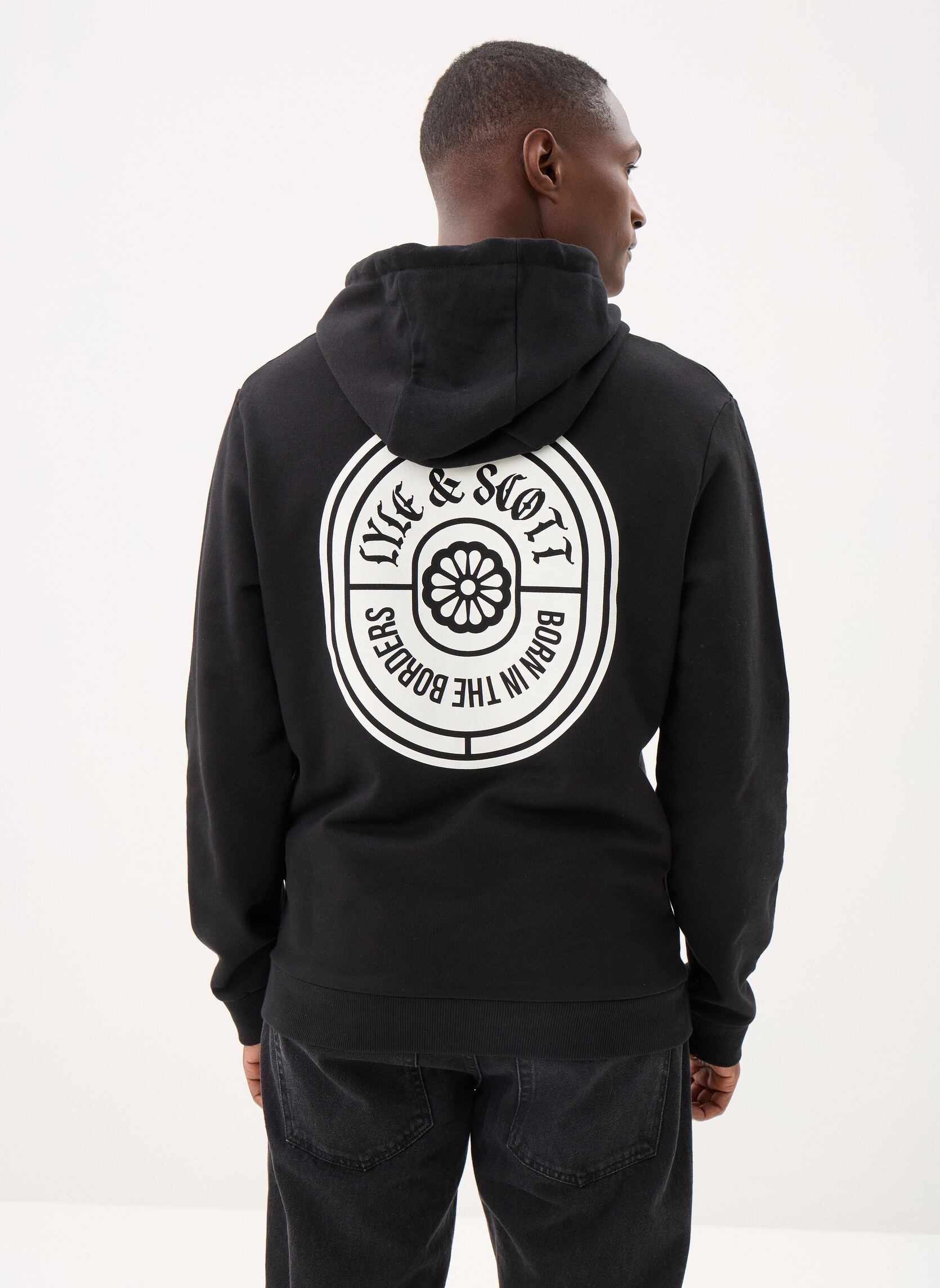 Sweats à capuche Borders Label Graphic Hoodie homme noir Lyle & Scott Sweats à capuche Borders Label Graphic Hoodie homme noir Jet black