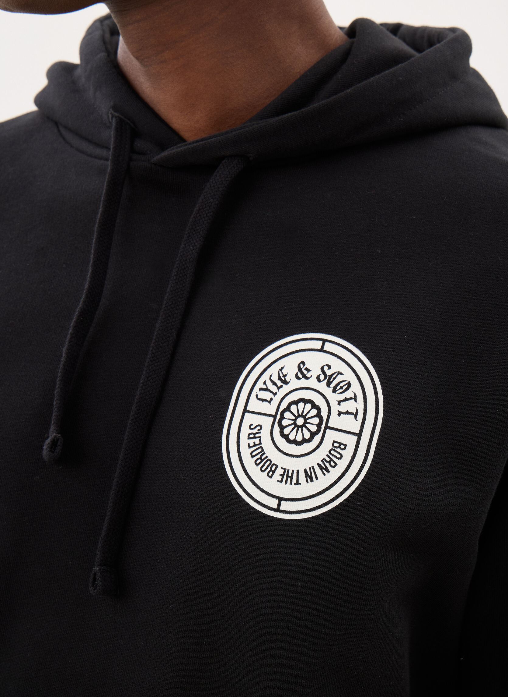 Sweats à capuche Borders Label Graphic Hoodie homme noir Lyle & Scott Sweats à capuche Borders Label Graphic Hoodie homme noir Jet black