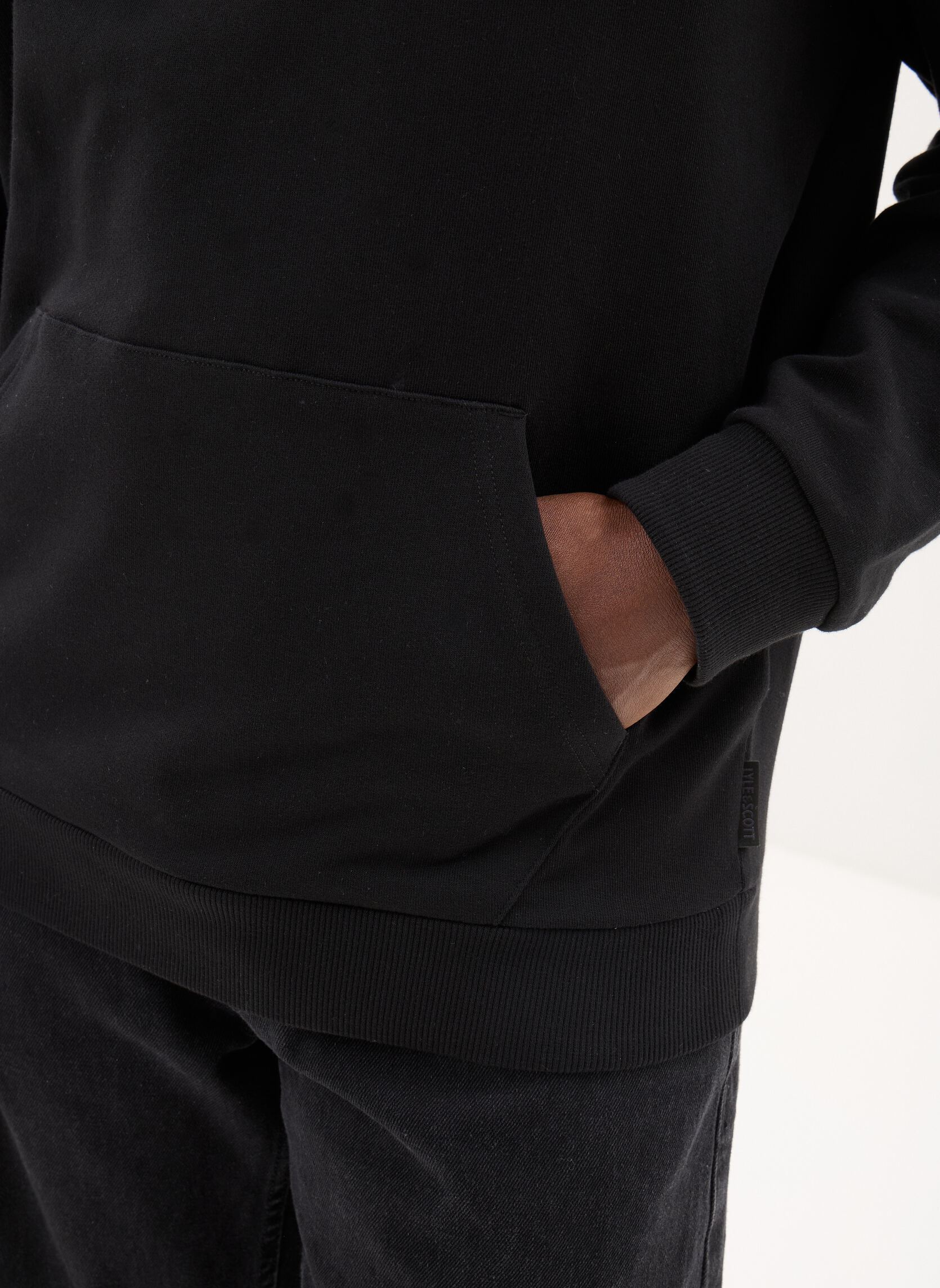 Sweats à capuche Borders Label Graphic Hoodie homme noir Lyle & Scott Sweats à capuche Borders Label Graphic Hoodie homme noir Jet black