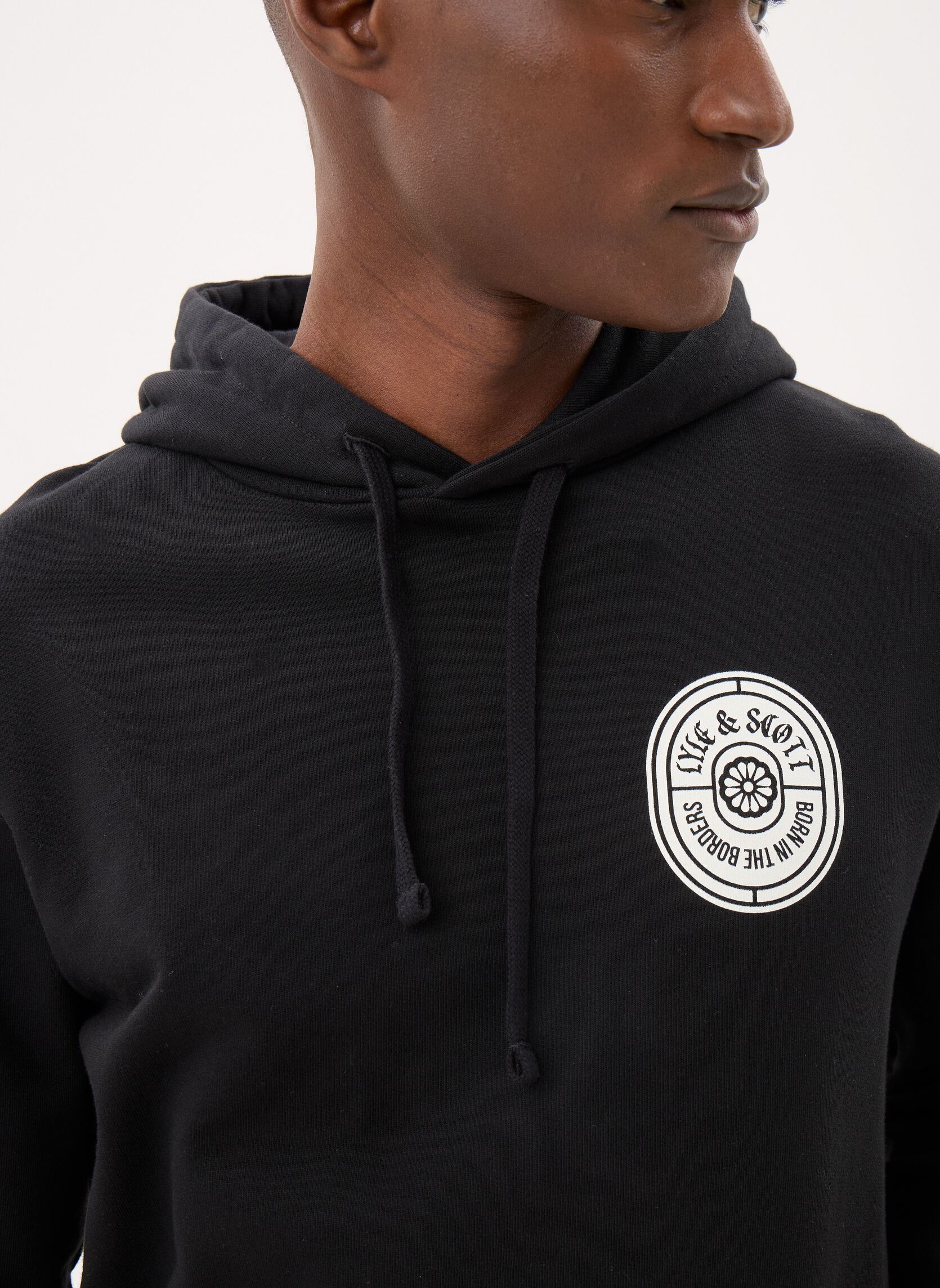 Sweats à capuche Borders Label Graphic Hoodie homme noir Lyle & Scott Sweats à capuche Borders Label Graphic Hoodie homme noir Jet black