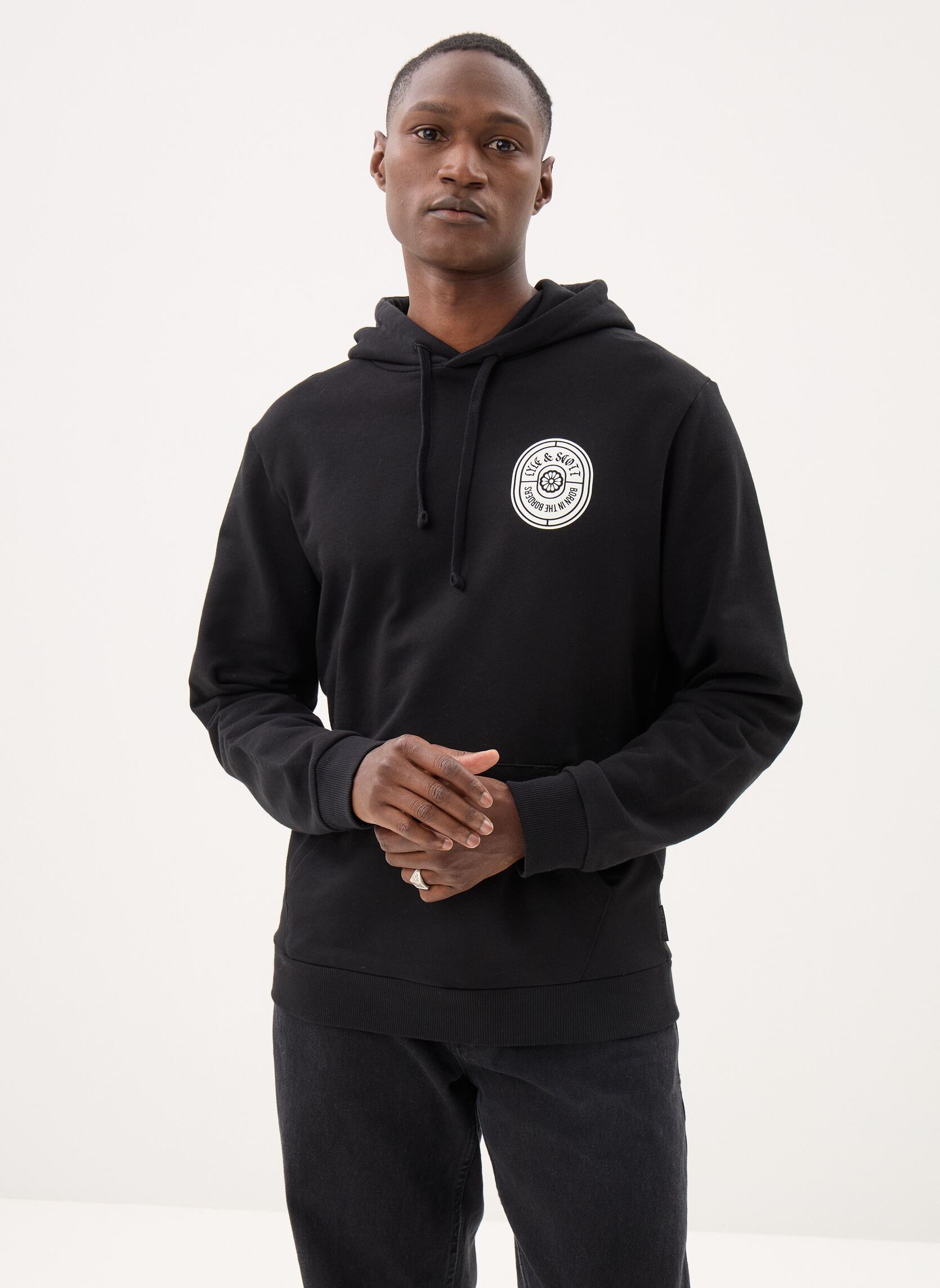Sweats à capuche Borders Label Graphic Hoodie homme noir Lyle & Scott Sweats à capuche Borders Label Graphic Hoodie homme noir Jet black