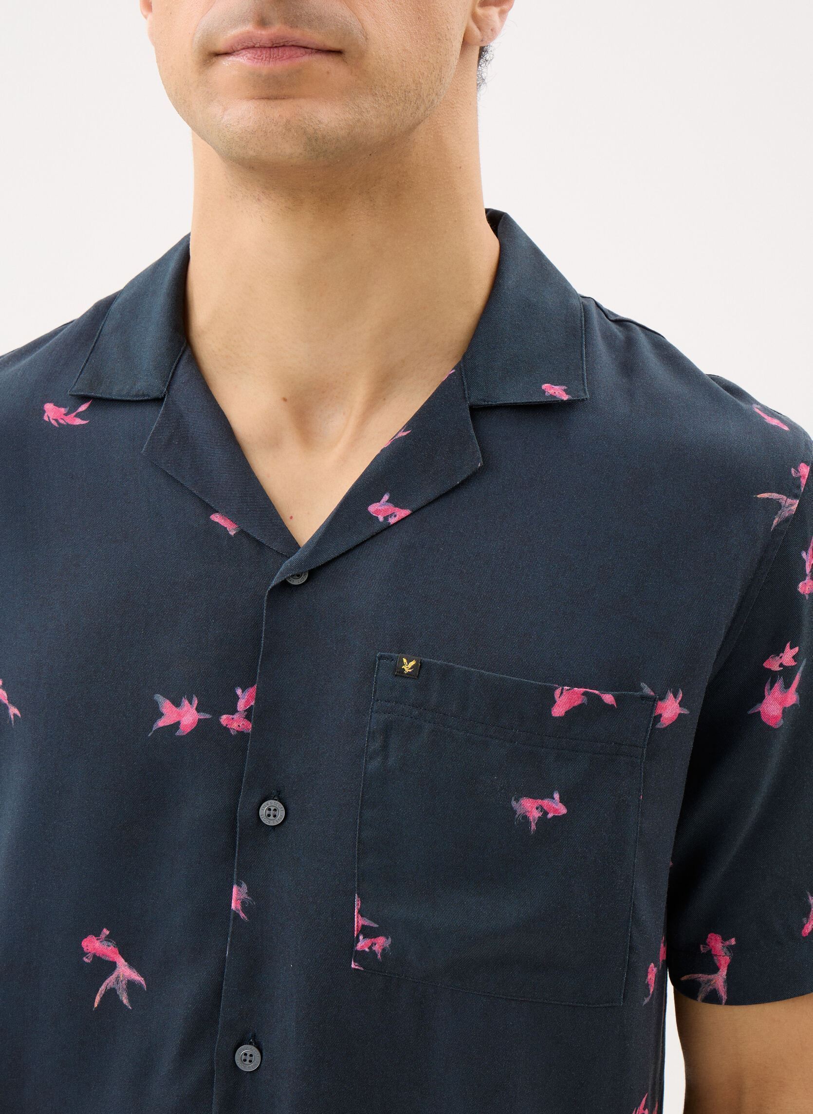 Chemises Goldfish Resort Shirt homme bleu Lyle & Scott Chemises Goldfish Resort Shirt homme bleu Dark Navy/ Hot Pink