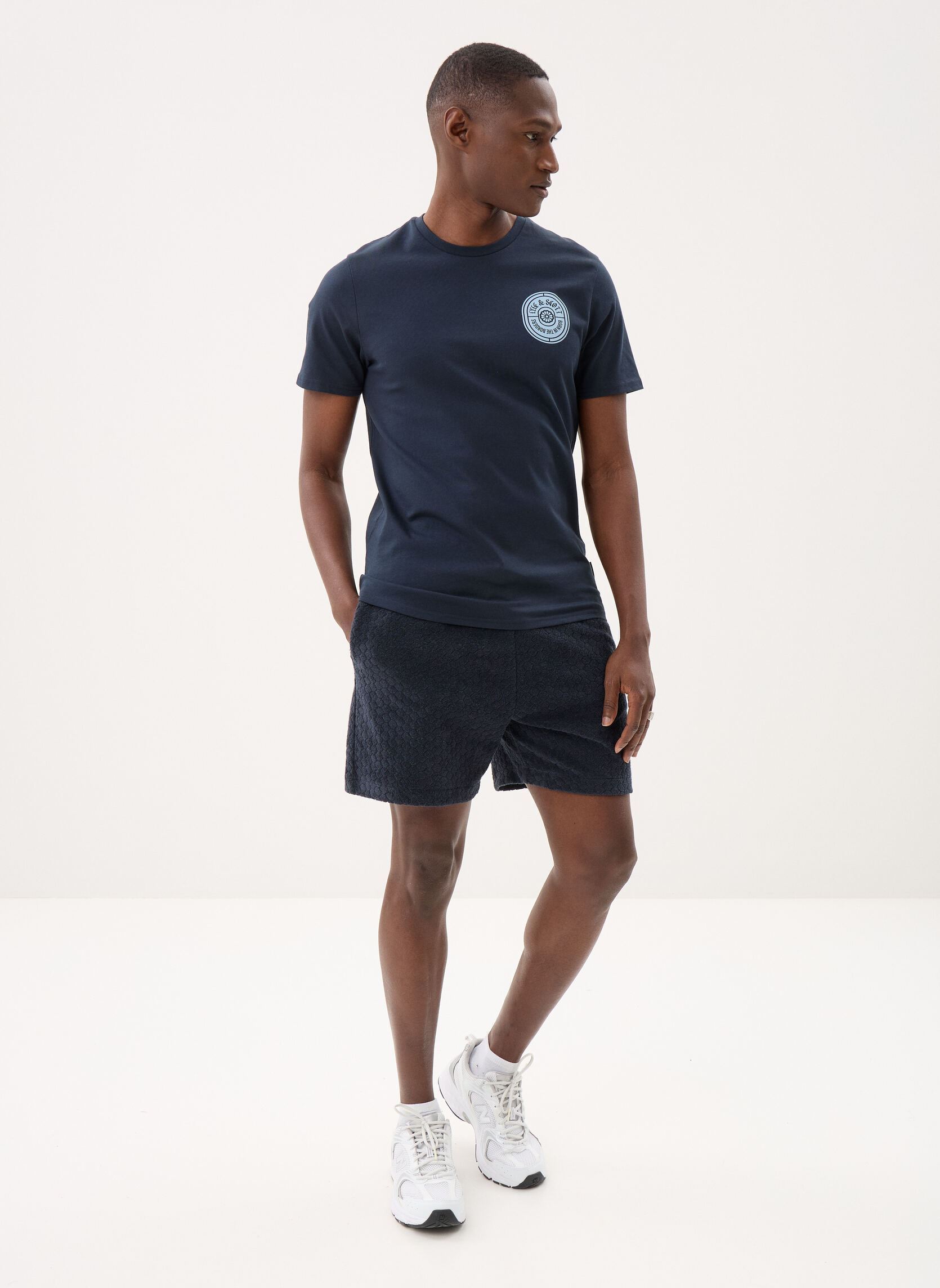 Tee-shirts Borders Label Graphic T-Shirt homme bleu Lyle & Scott Tee-shirts Borders Label Graphic T-Shirt homme bleu Dark Navy