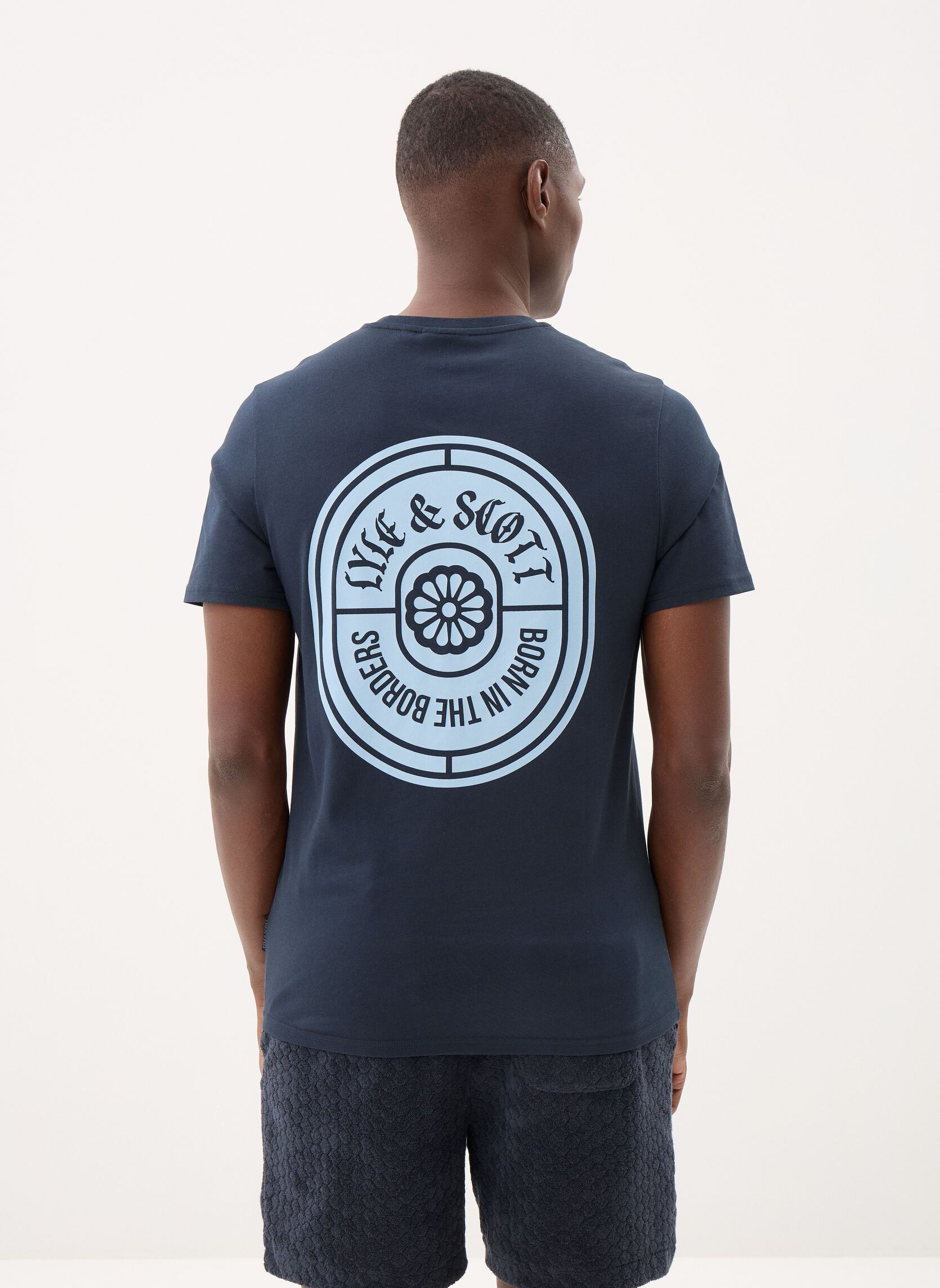 Tee-shirts Borders Label Graphic T-Shirt homme bleu Lyle & Scott Tee-shirts Borders Label Graphic T-Shirt homme bleu Dark Navy