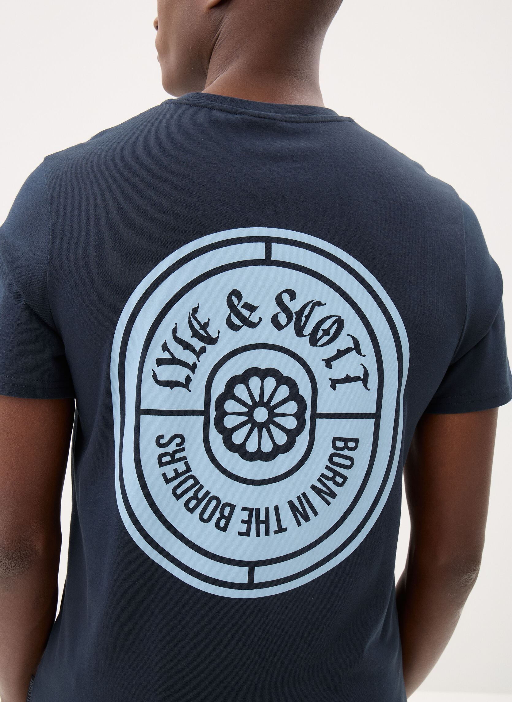 Tee-shirts Borders Label Graphic T-Shirt homme bleu Lyle & Scott Tee-shirts Borders Label Graphic T-Shirt homme bleu Dark Navy