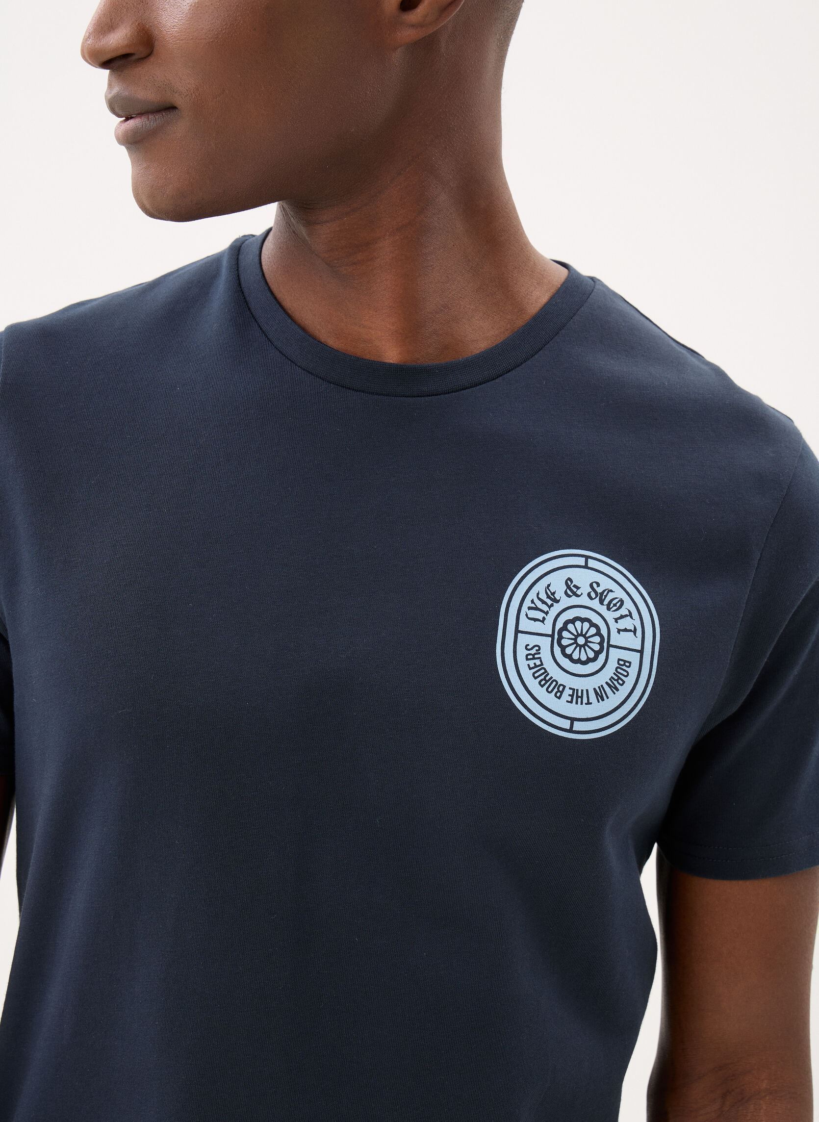 Tee-shirts Borders Label Graphic T-Shirt homme bleu Lyle & Scott Tee-shirts Borders Label Graphic T-Shirt homme bleu Dark Navy
