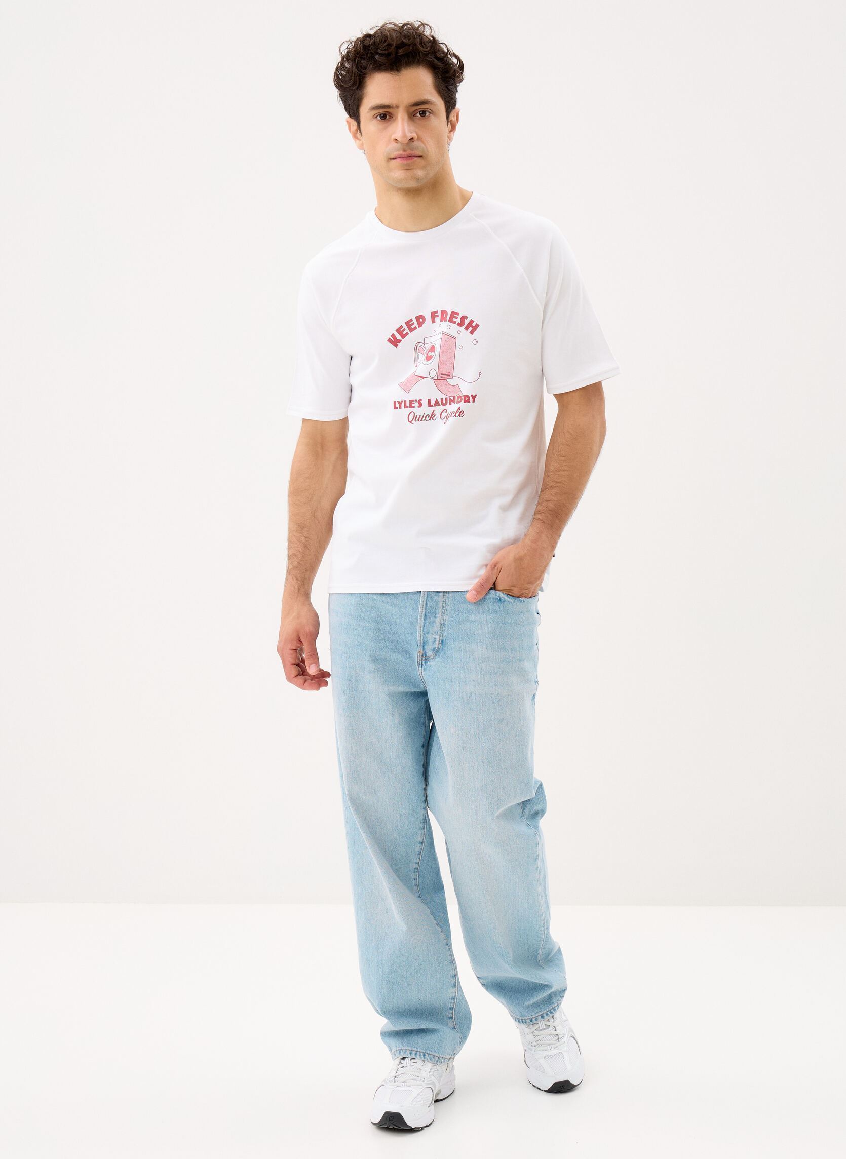 Tee-shirts manches courtes Keep Fresh Graphic T-Shirt homme blanc Lyle & Scott Tee-shirts manches courtes Keep Fresh Graphic T-Shirt homme blanc White/ Cherry Red