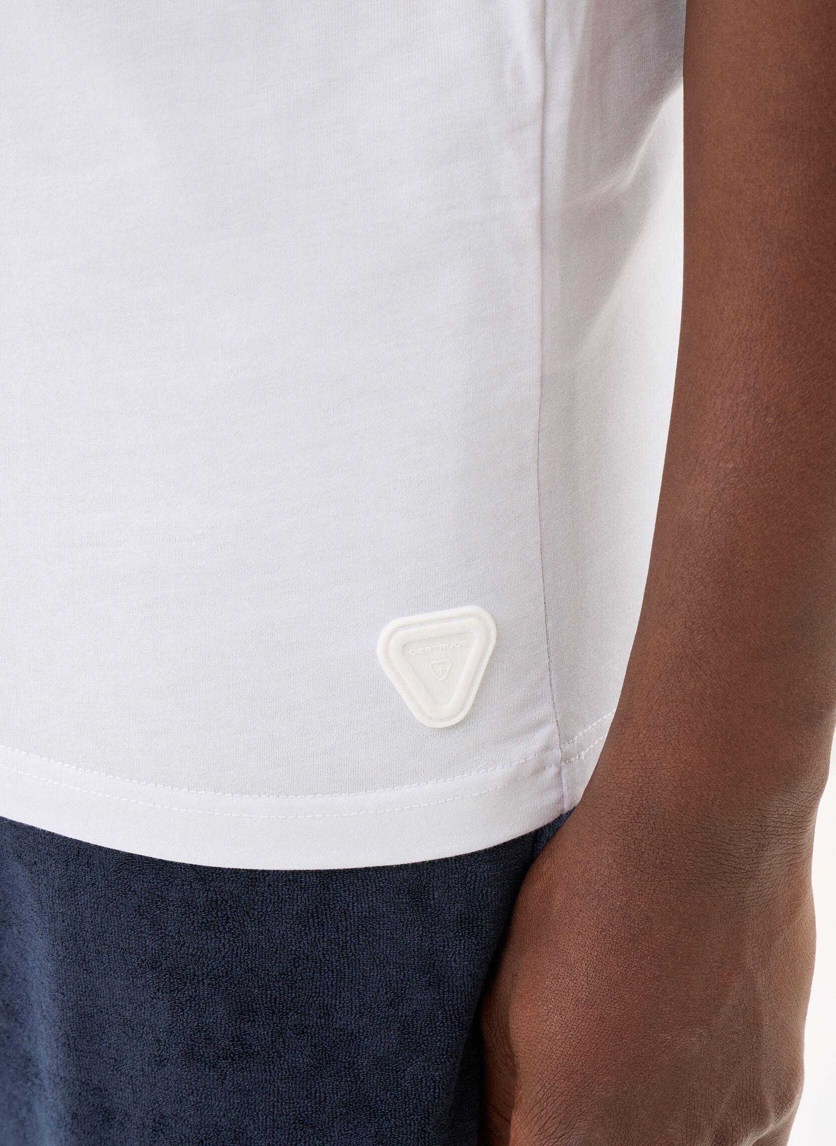 Tee-shirts Leonce Geometry Tee-Shirt homme blanc Gertrude Tee-shirts Leonce Geometry Tee-Shirt homme blanc Blanc/Saphir