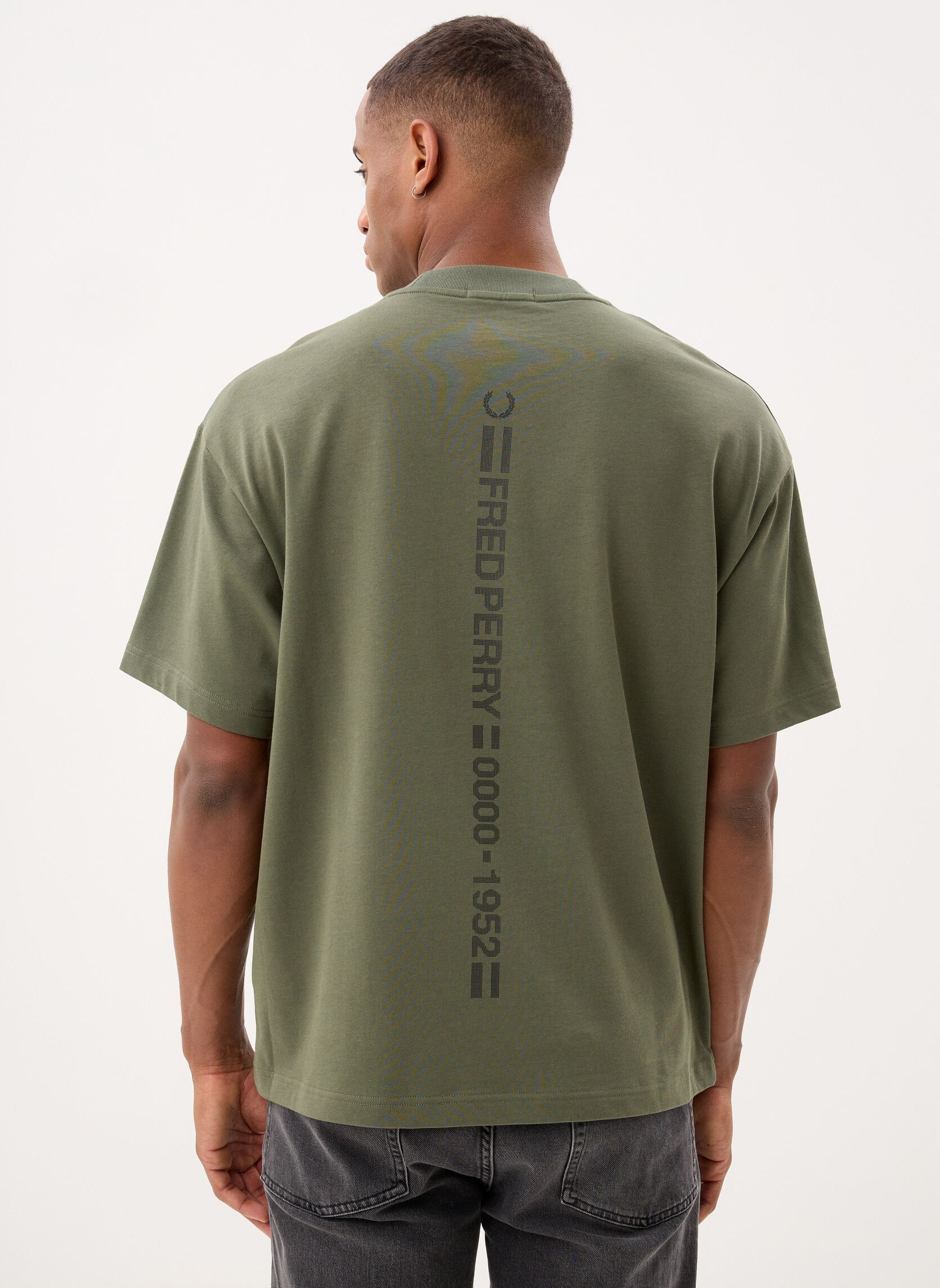 Tee-shirts Back Print Vertical Graphic T-Shirt homme vert Fred Perry Tee-shirts Back Print Vertical Graphic T-Shirt homme vert LAUREL WREATH GREEN