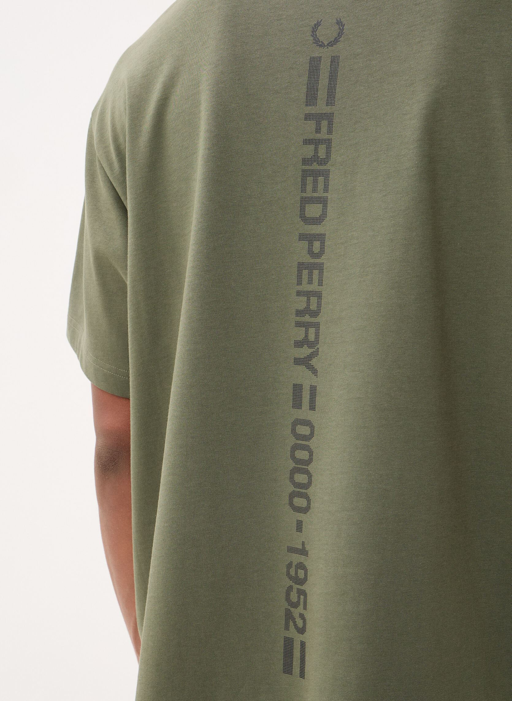 Tee-shirts Back Print Vertical Graphic T-Shirt homme vert Fred Perry Tee-shirts Back Print Vertical Graphic T-Shirt homme vert LAUREL WREATH GREEN
