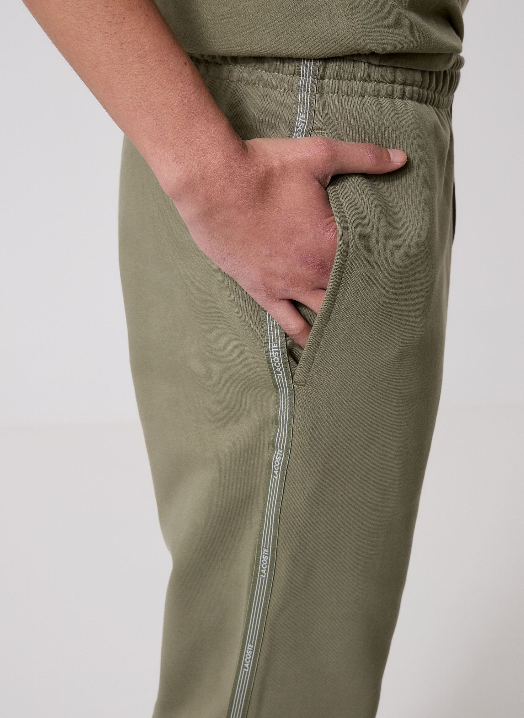 Joggings Pantalon de survêtement XH0883 homme vert Lacoste Joggings Pantalon de survêtement XH0883 homme vert KAKI